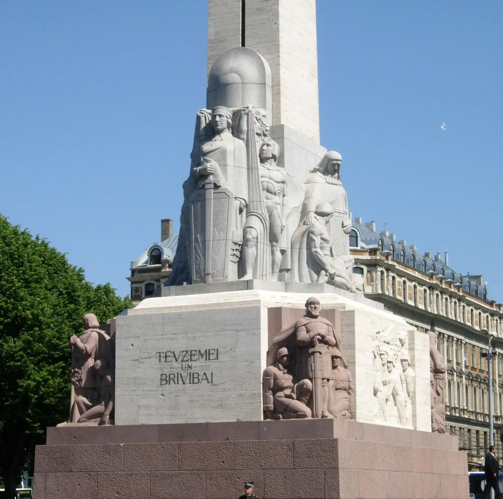 Rigas Freiheitsdenkmal: Geschichte, Milda und die drei Sterne - Riga