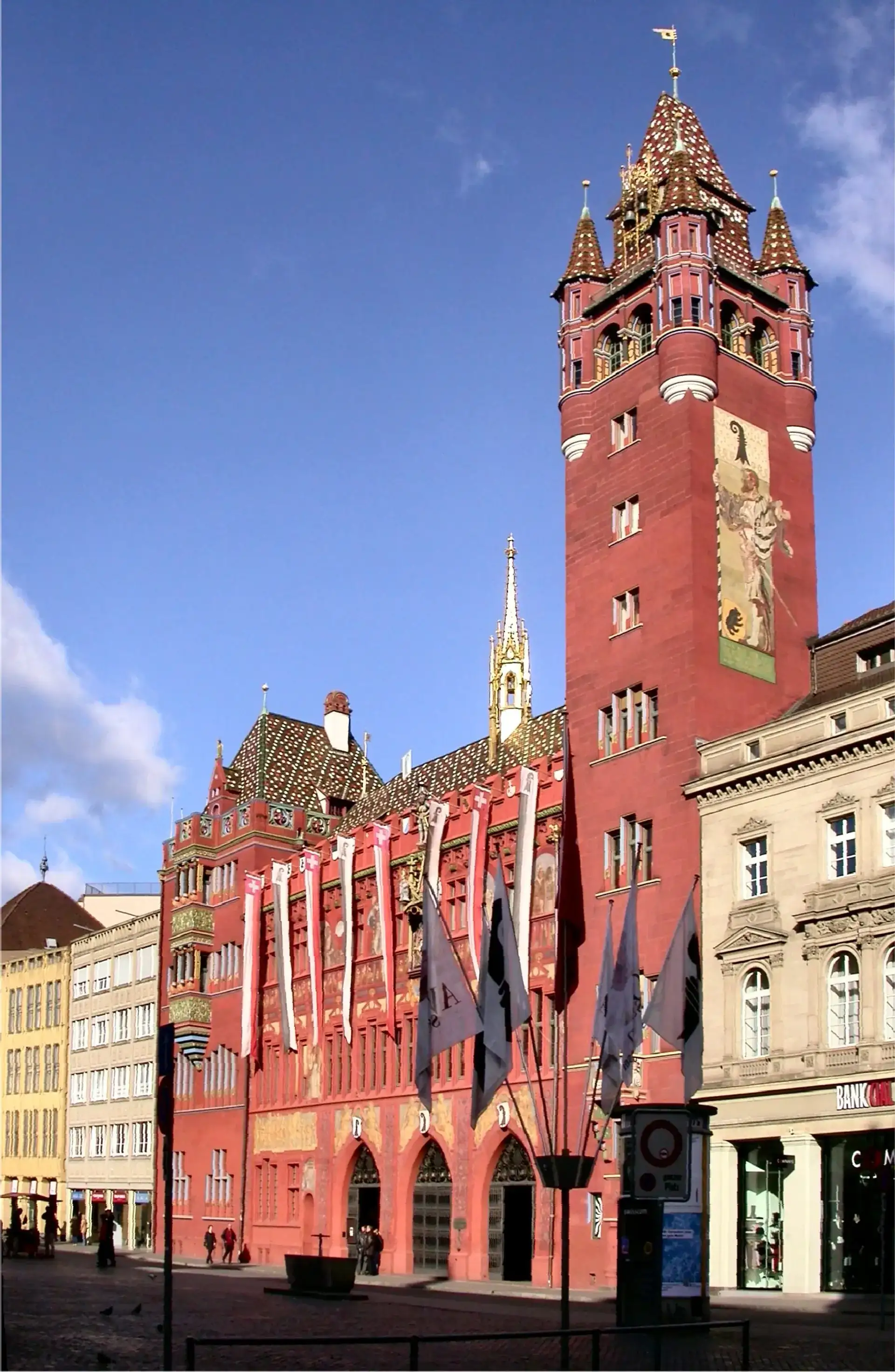 Basler Rathaus: Das leuchtend rote Wahrzeichen am Marktplatz - Basel