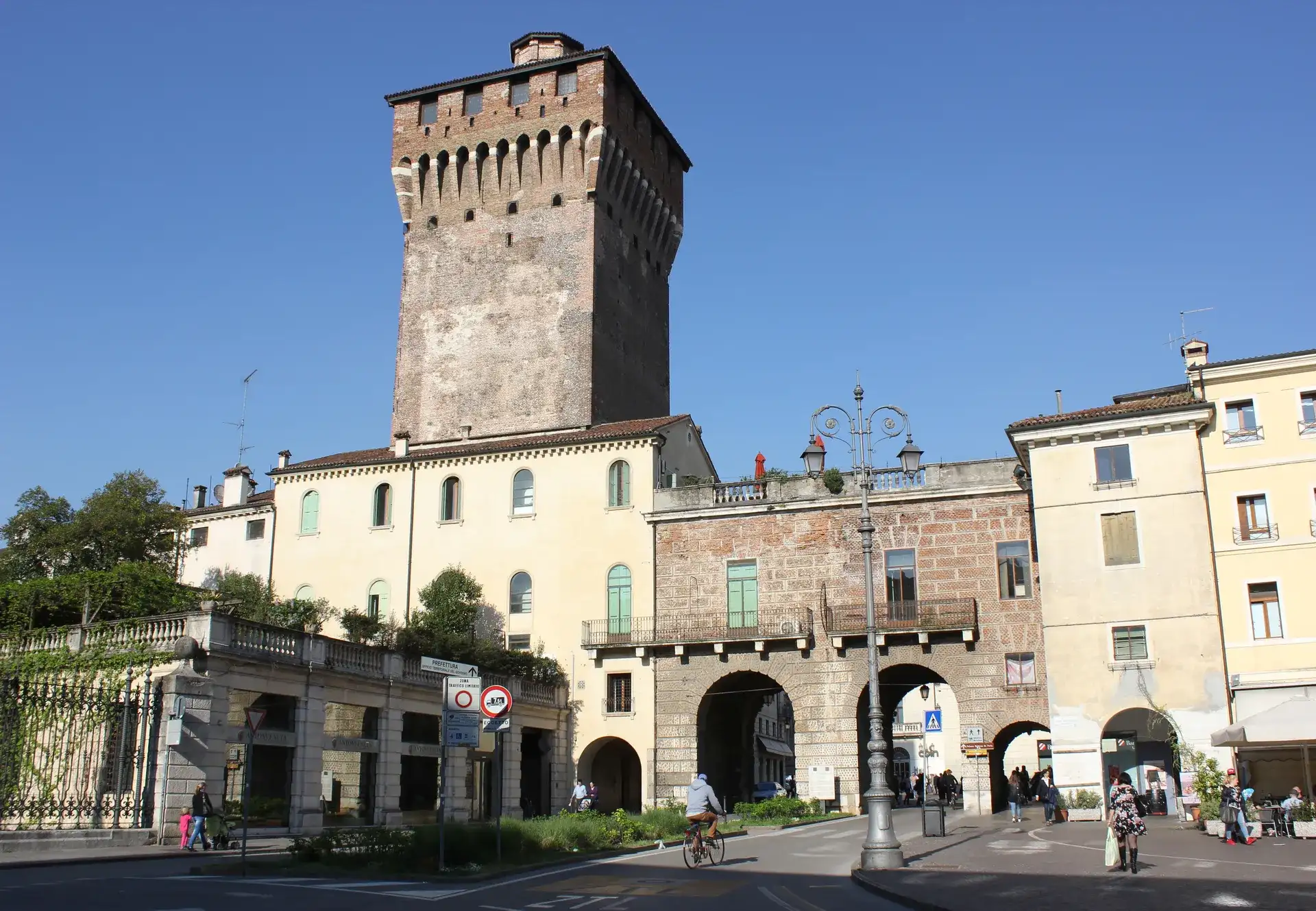Castello Gate & Piazza Castello: Vicenza's Historic Entry - Vicenza