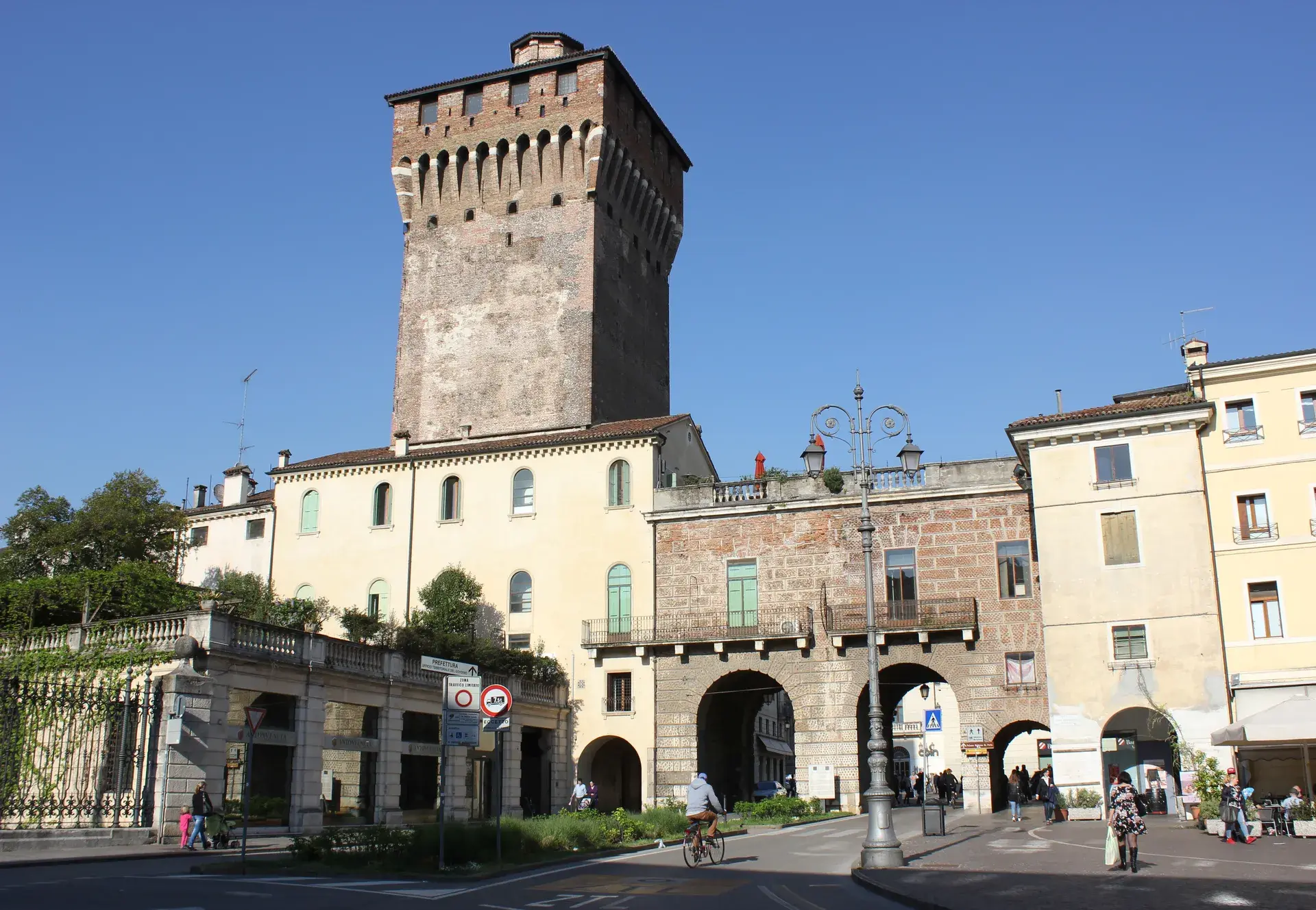 Castello Gate