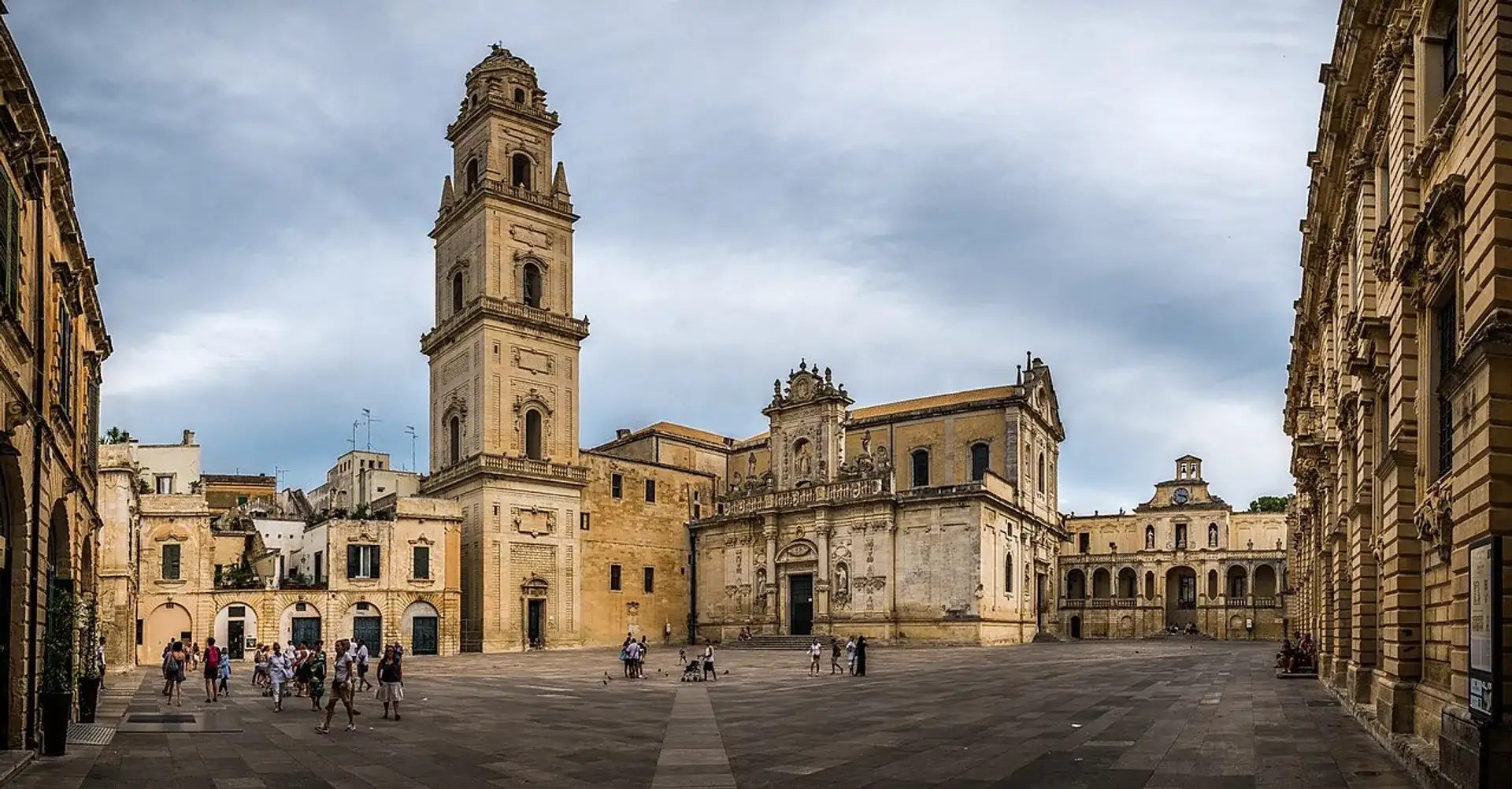 Piazza del duomo a Lecce: un gioiello di teatro barocco - Lecce