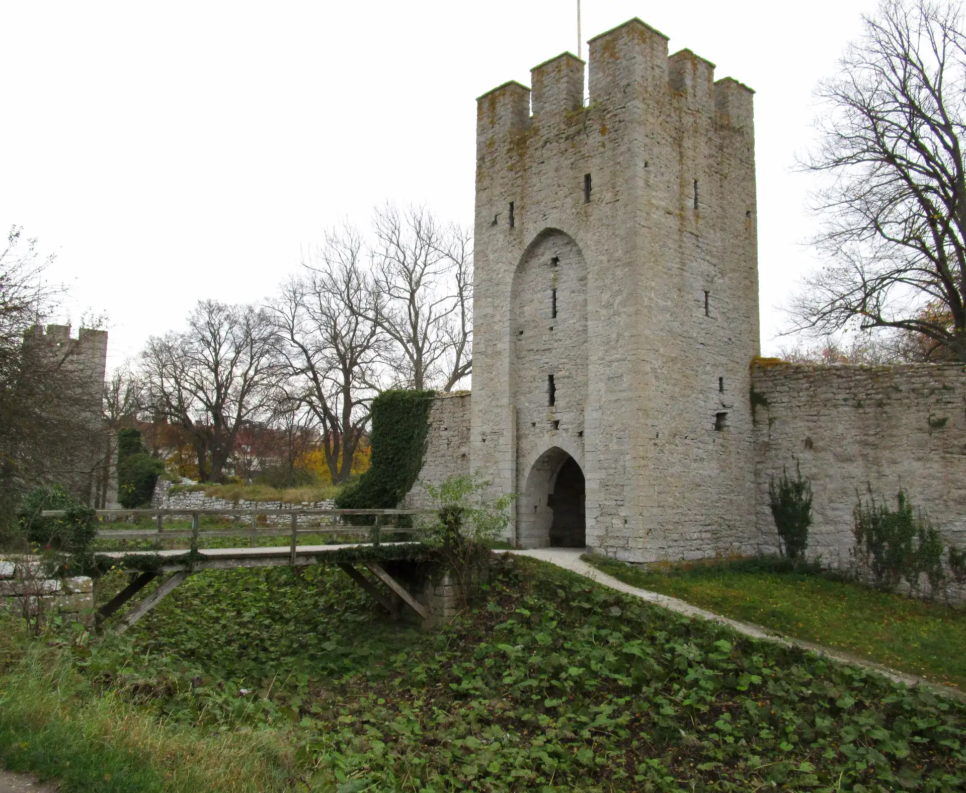 Snäckgärdsporten:维斯比的历史中世纪城门 - Visby