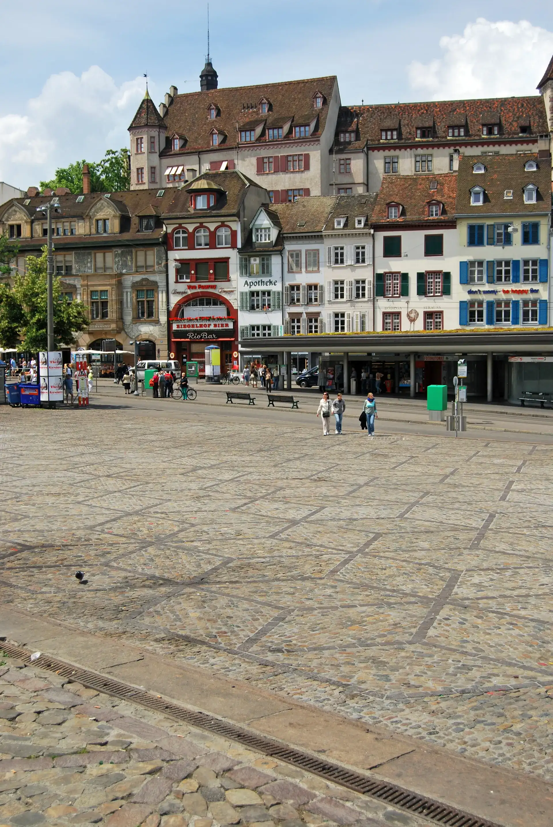 Barfüsserplatz: guida alla piazza storica di Basilea - Basel