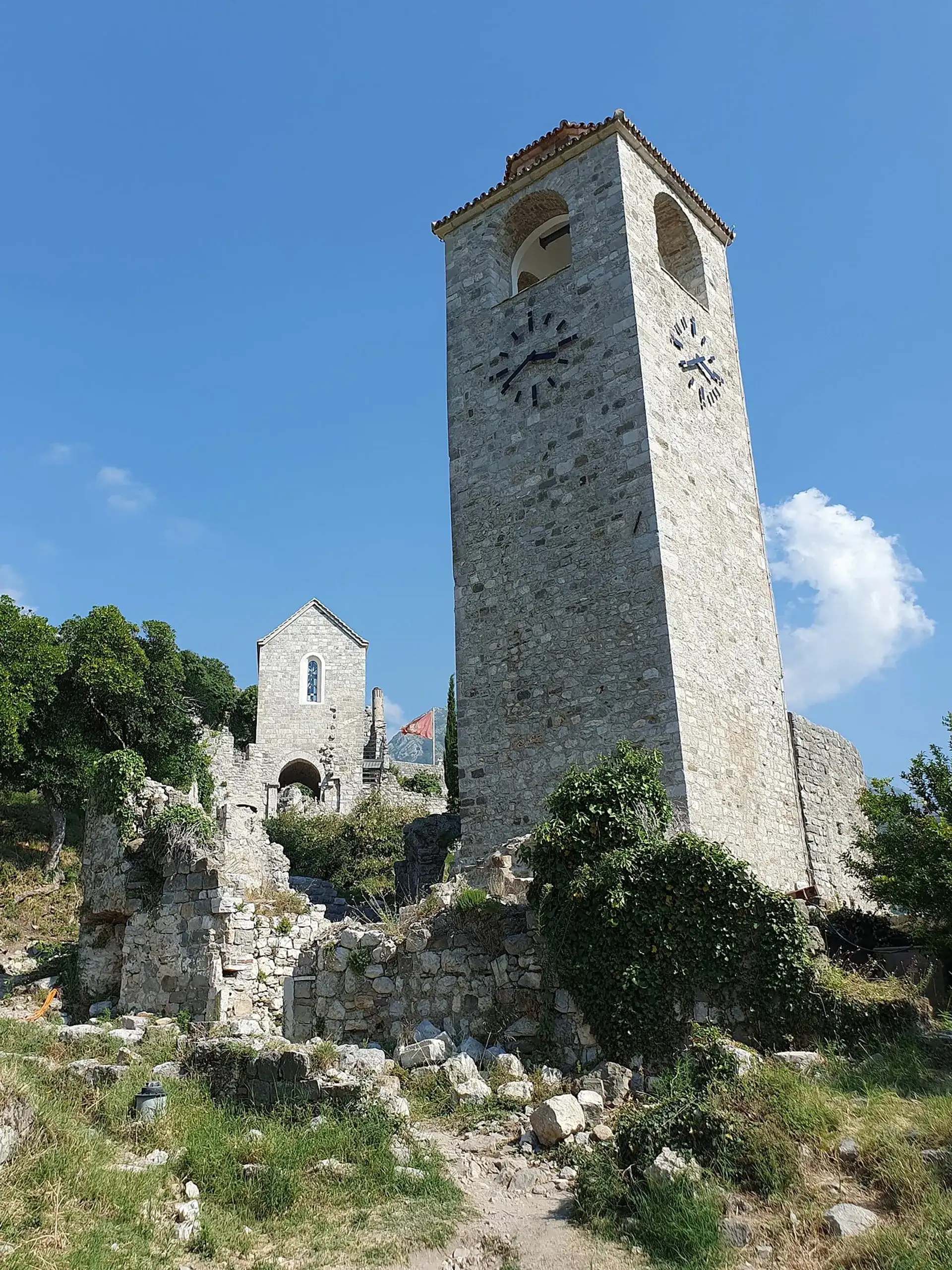 Uhrturm von Stari Bar: ein resilientes osmanisches Wahrzeichen - Bar