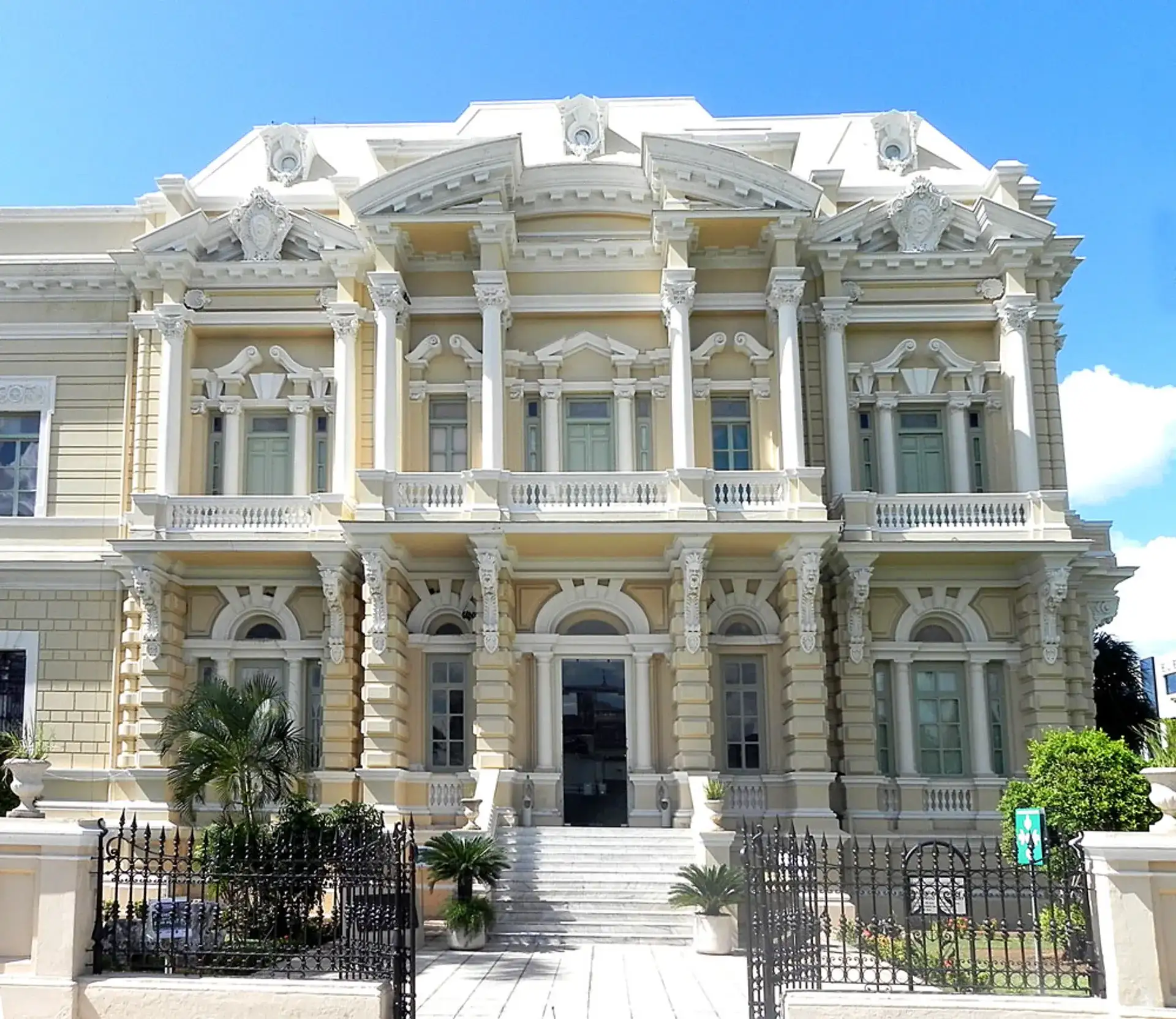 Palacio Cantón: un emblema histórico de Mérida - Merida