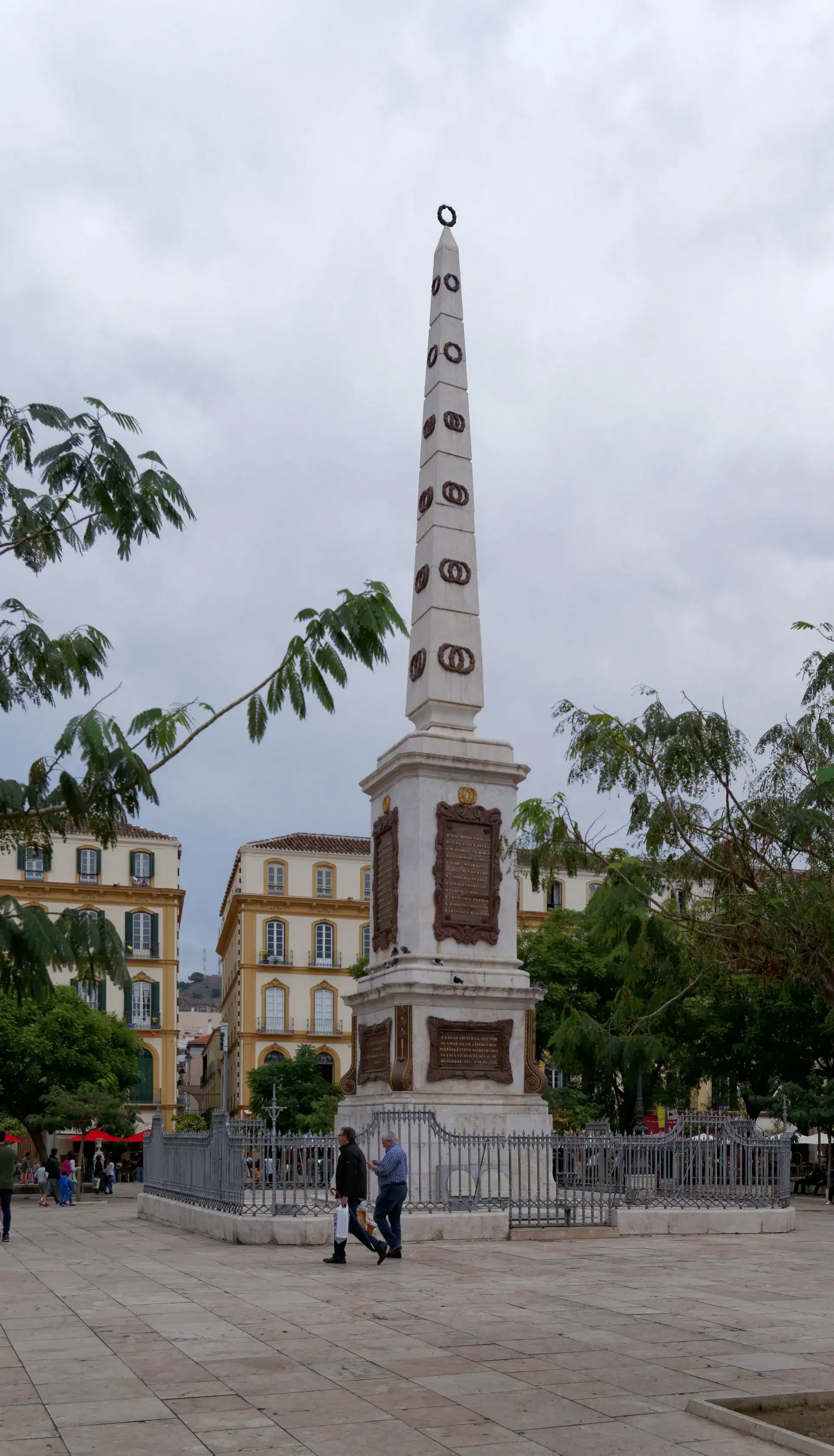 Estatua de Picasso: Málaga's Bench Sculpture - Malaga