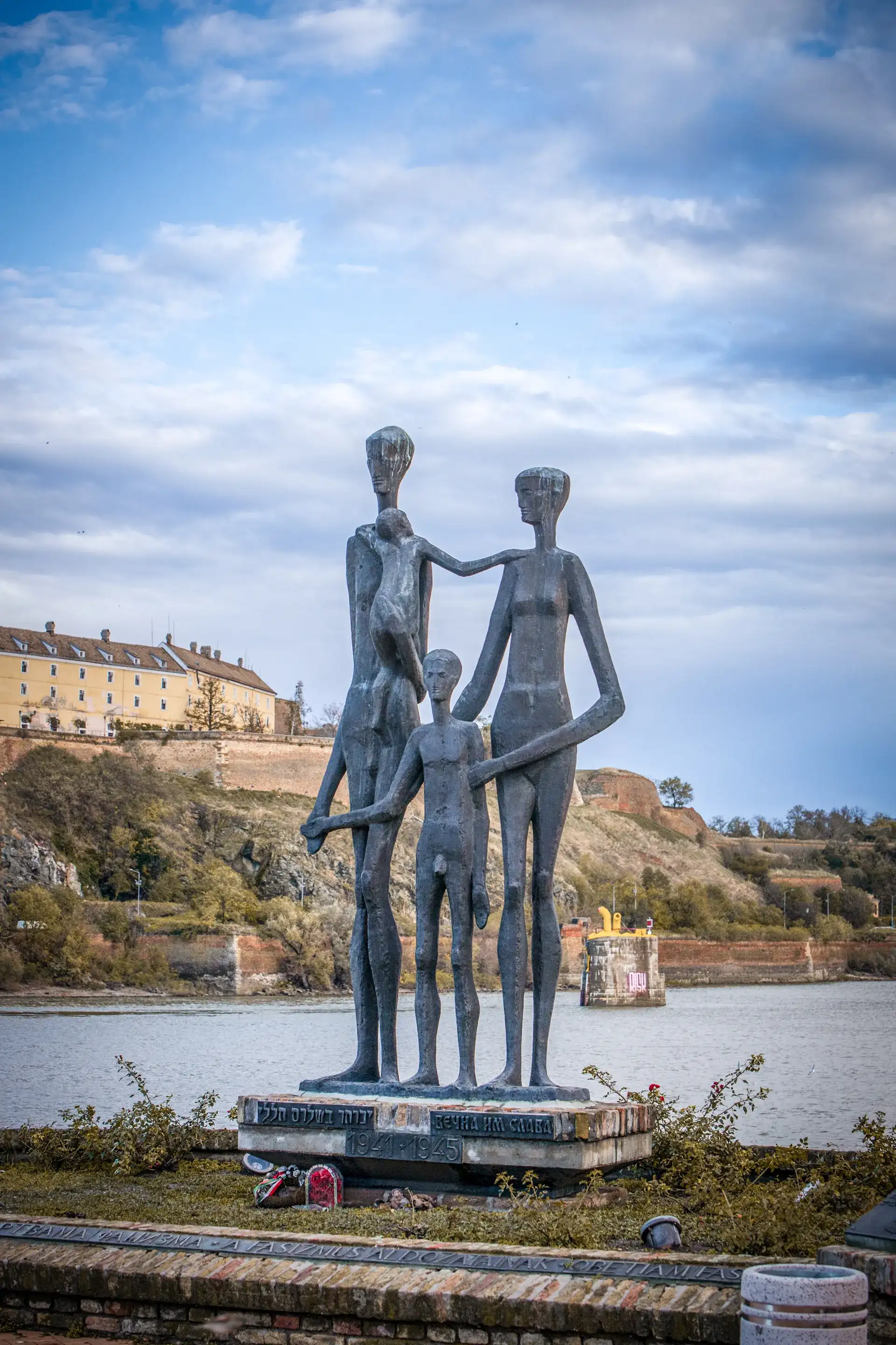 Il monumento alla Famiglia: memoriale del rastrellamento di Novi Sad - Novi-sad