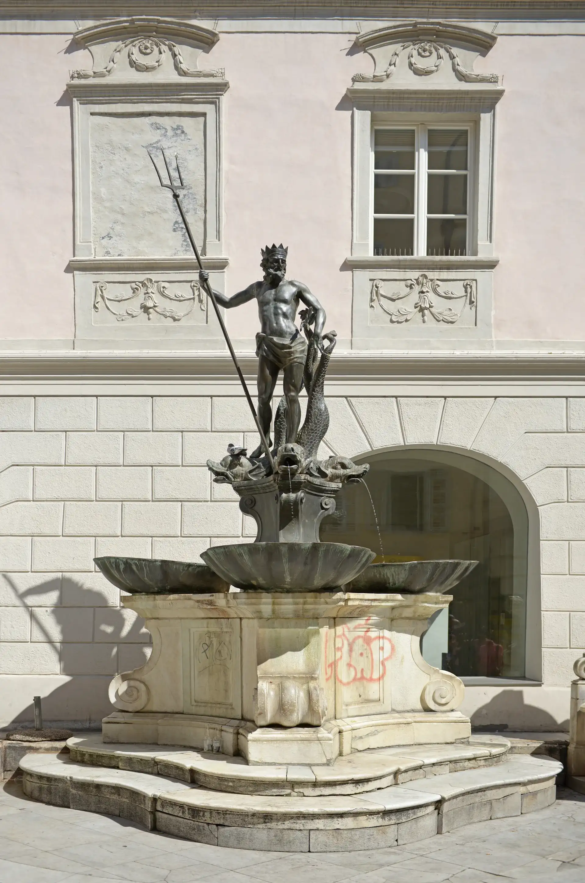 Piazza delle Erbe & Neptune Fountain in Bolzano - Bolzano
