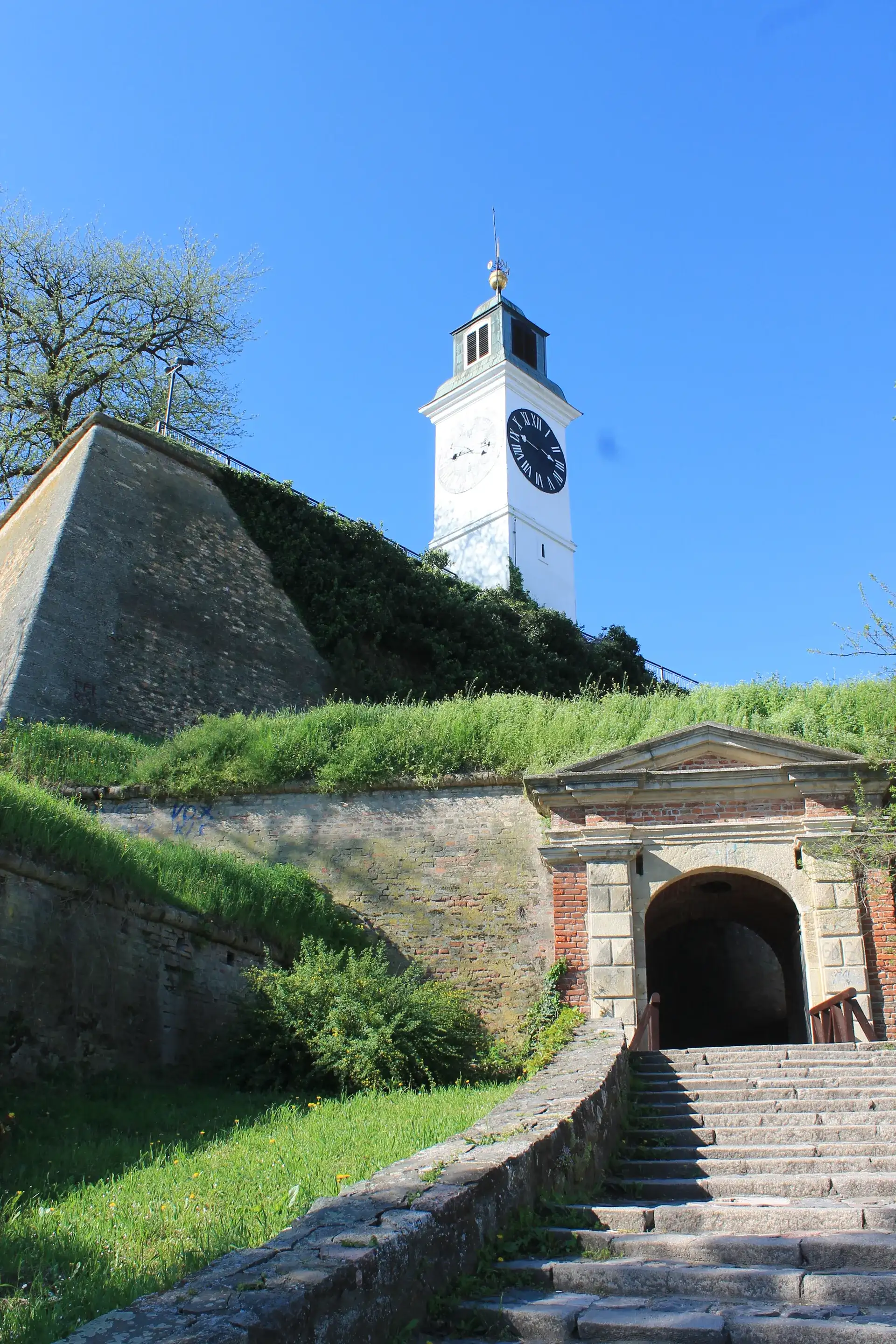 Uhrturm von Petrovaradin: Das historische Wahrzeichen von Novi Sad - Novi-sad