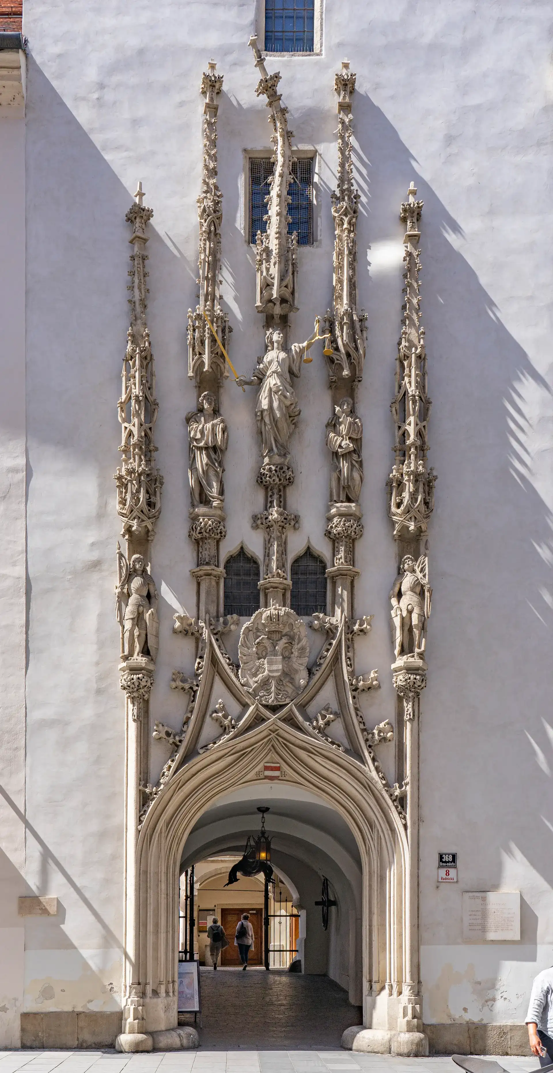 Tor des Alten Rathauses: Brnos krumme Spitze und der Drache - Brno