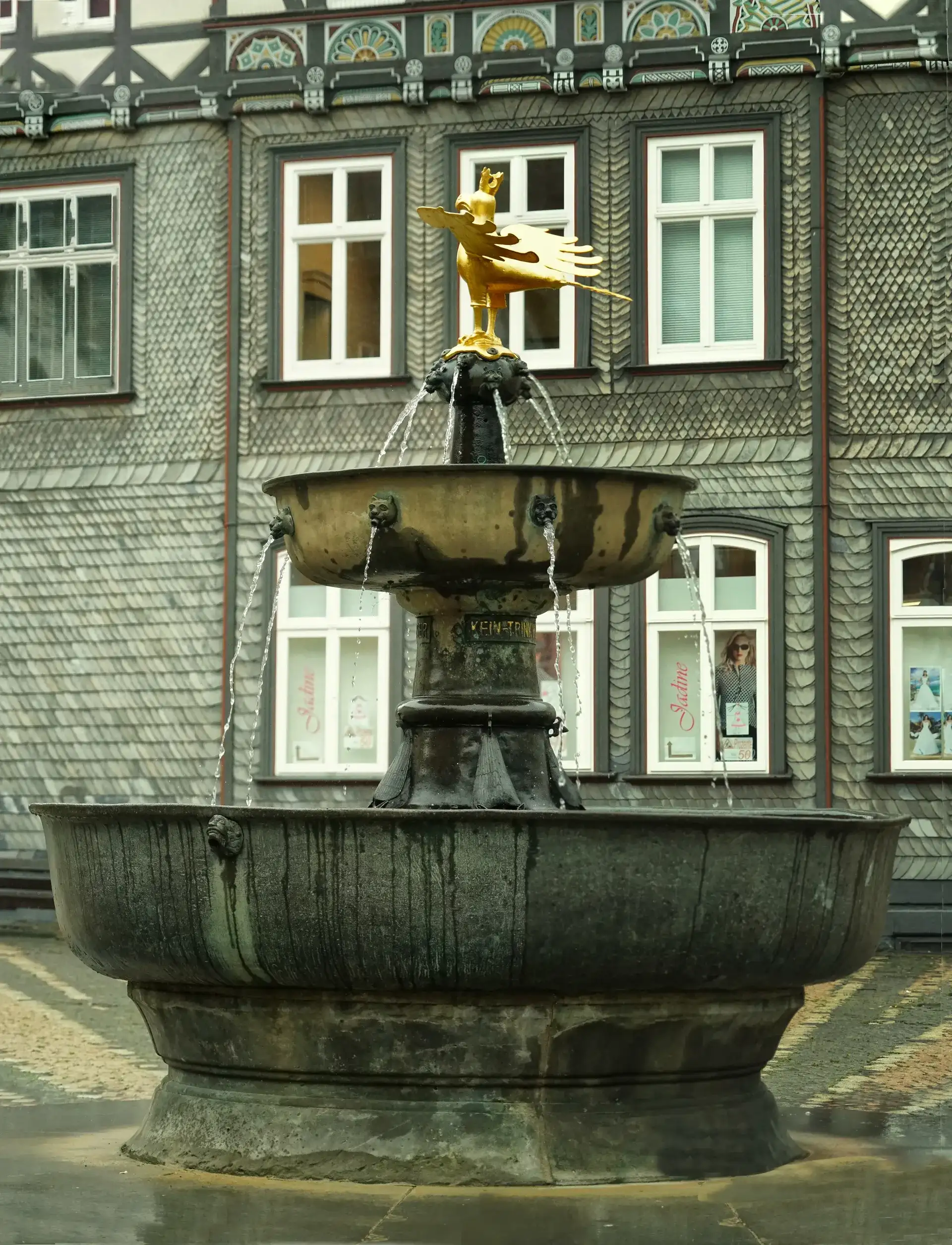 戈斯拉尔集市喷泉:历史悠久的青铜帝国鹰喷泉 - Goslar