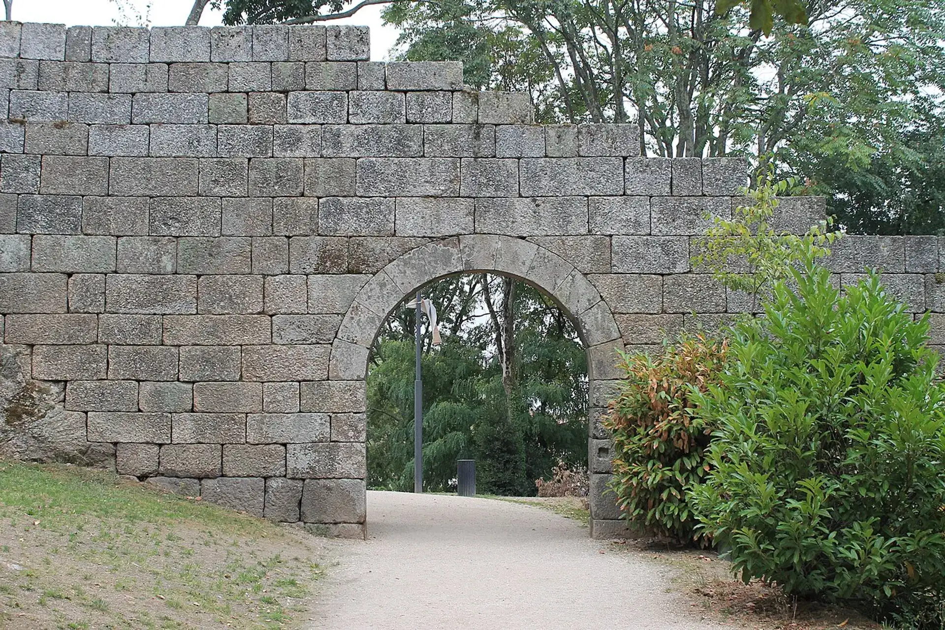 Porta do Burgo: Guimarães' Medieval Wall Gateway - Guimaraes
