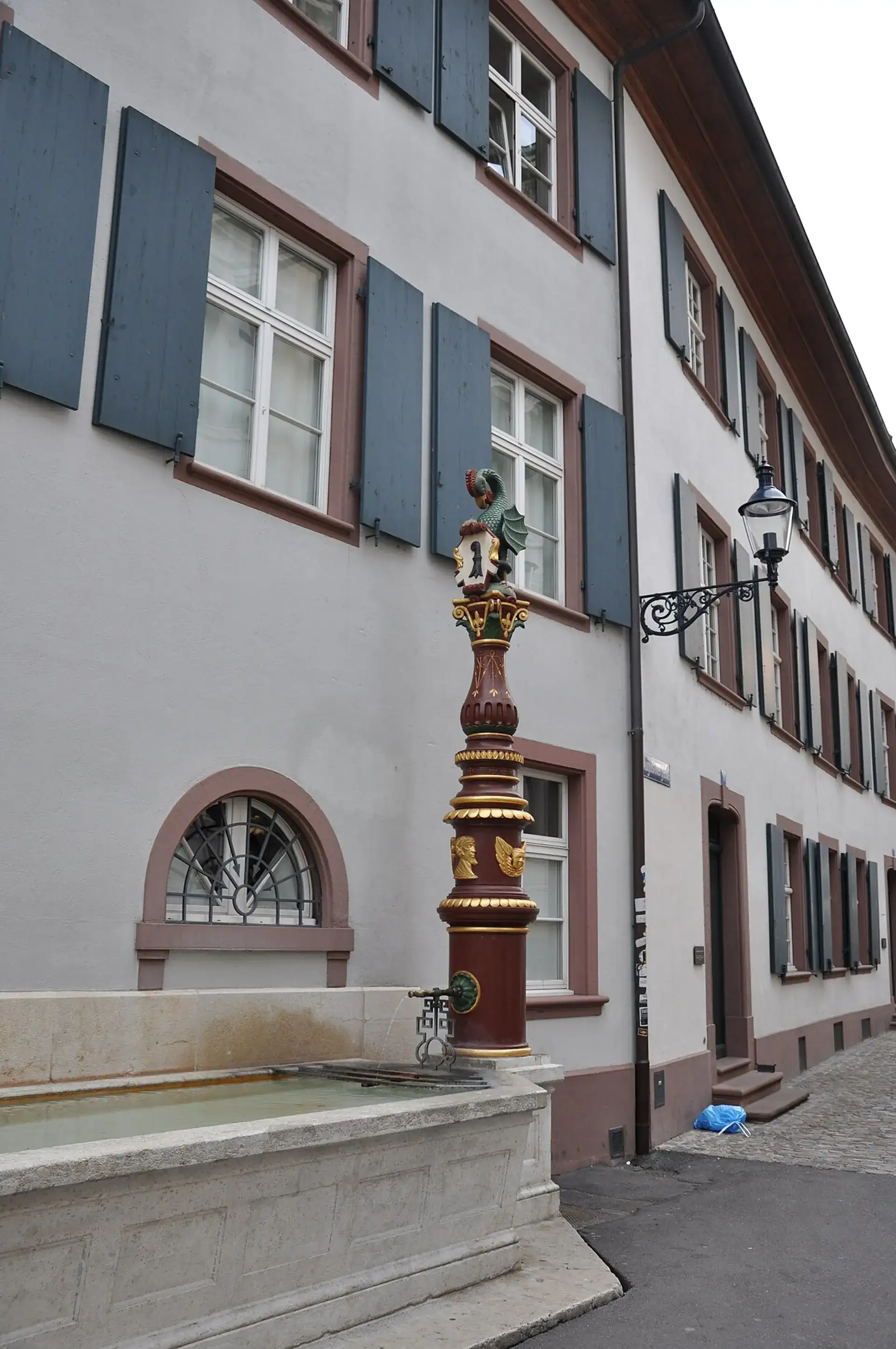 Guide zum Augustinerbrunnen: Basels Basiliskenbrunnen - Basel
