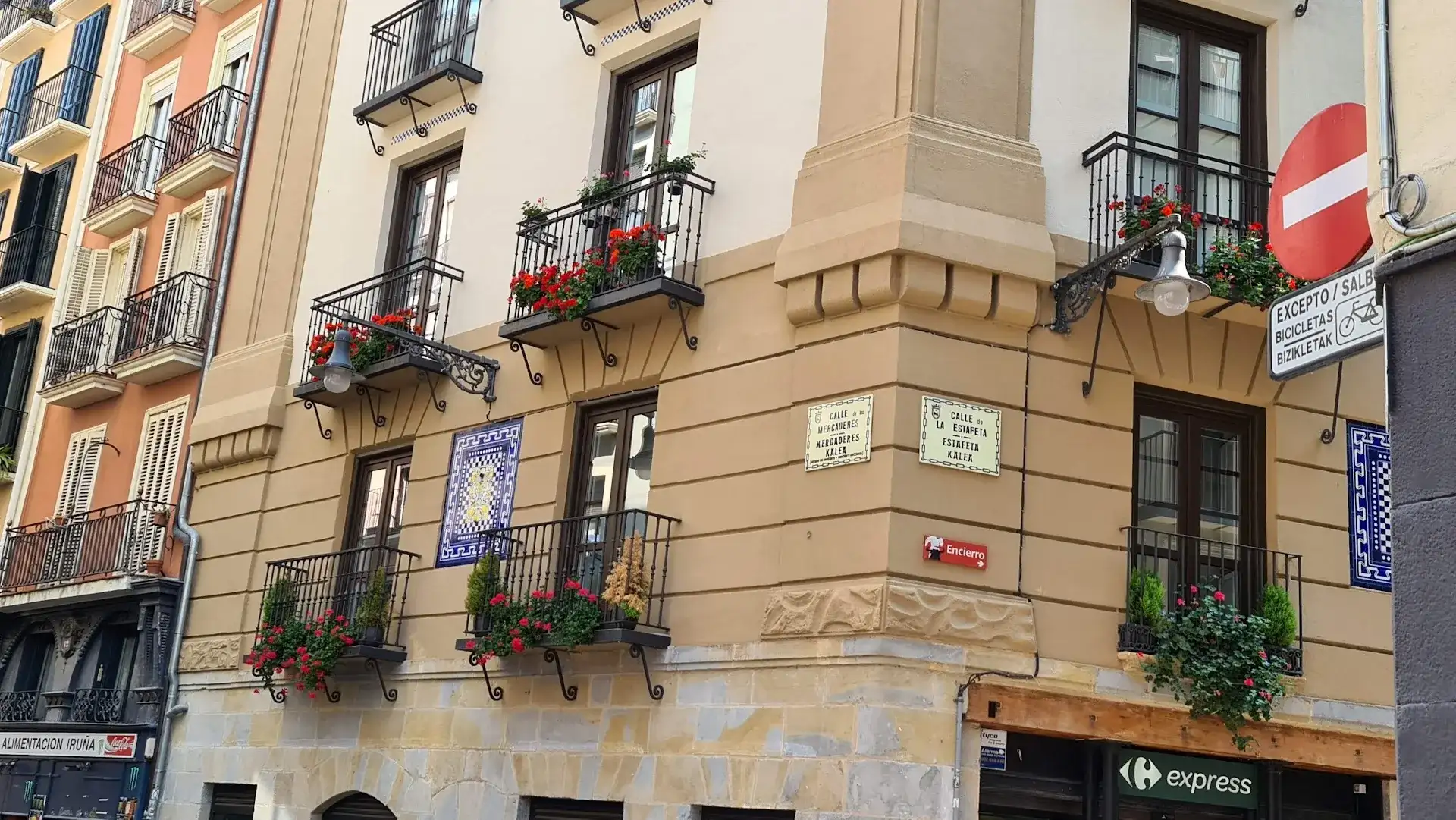 Estafeta Curve: Pamplona's Iconic Bull Run Corner - Pamplona