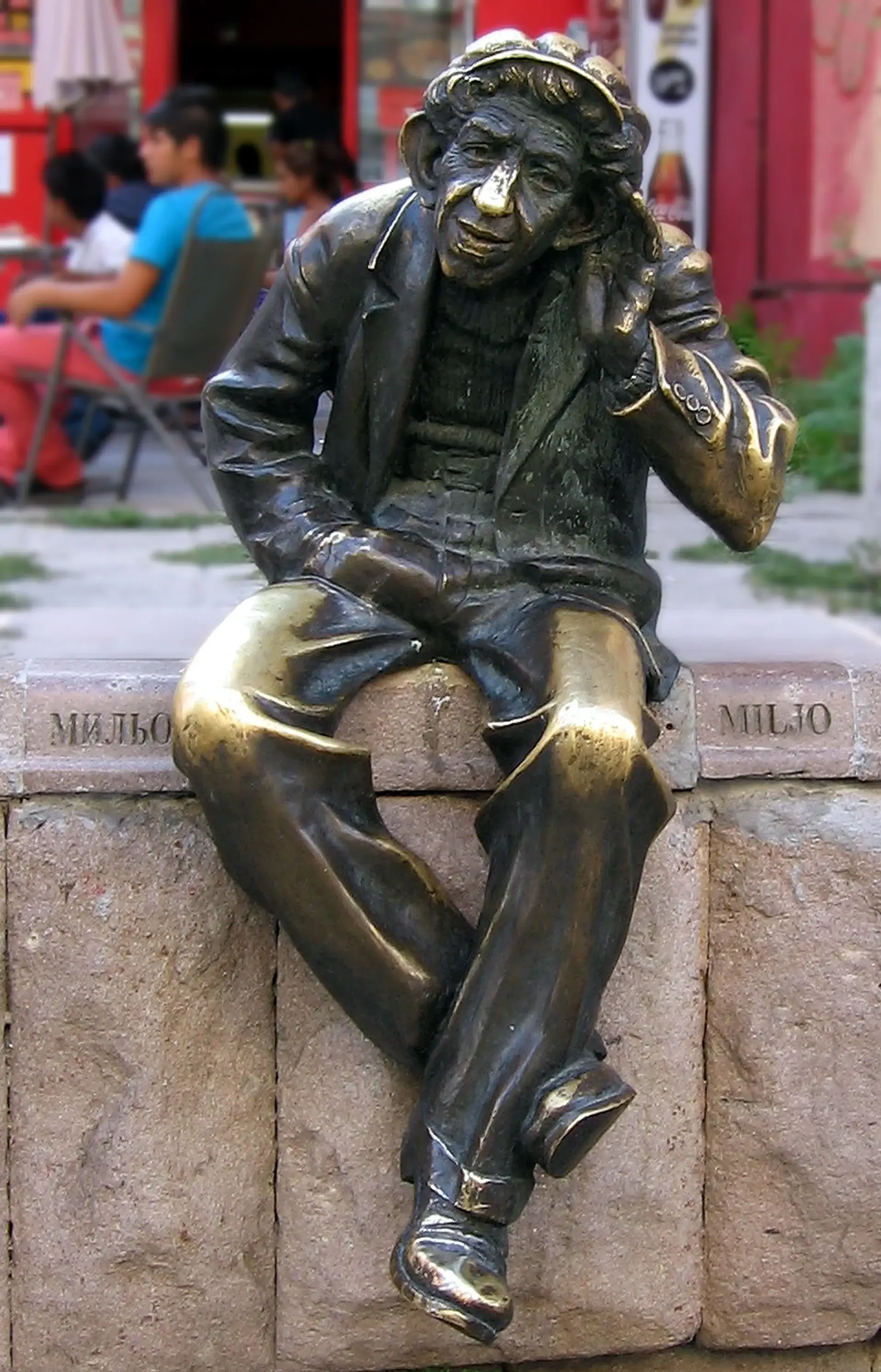 The Statue of Milyo: Plovdiv's Bronze Eavesdropper - Plovdiv