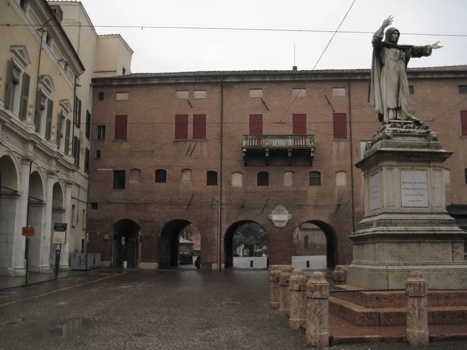 Guida a Piazza Savonarola a Ferrara - Ferrara