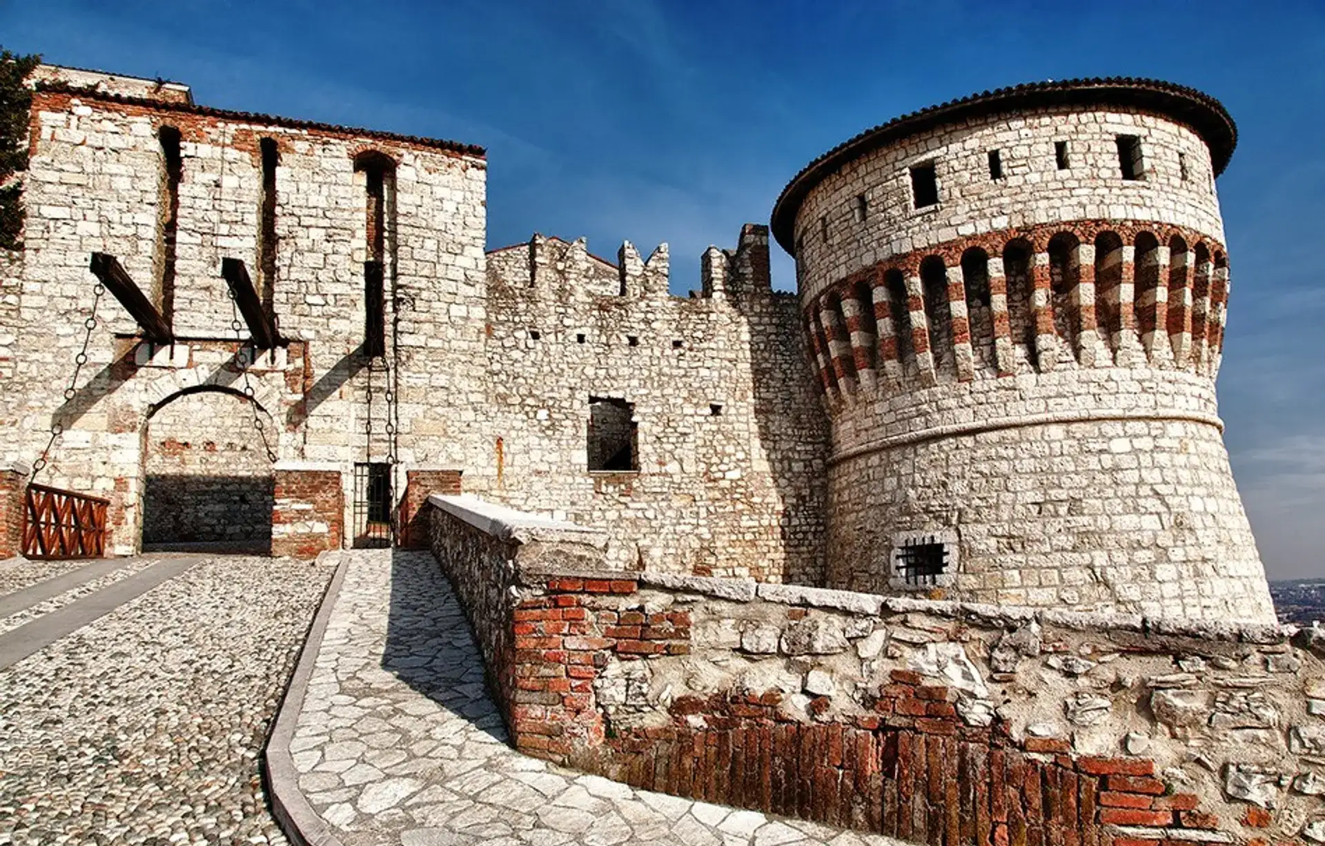 Castello di Brescia: Guide to the Falcon of Italy - Brescia