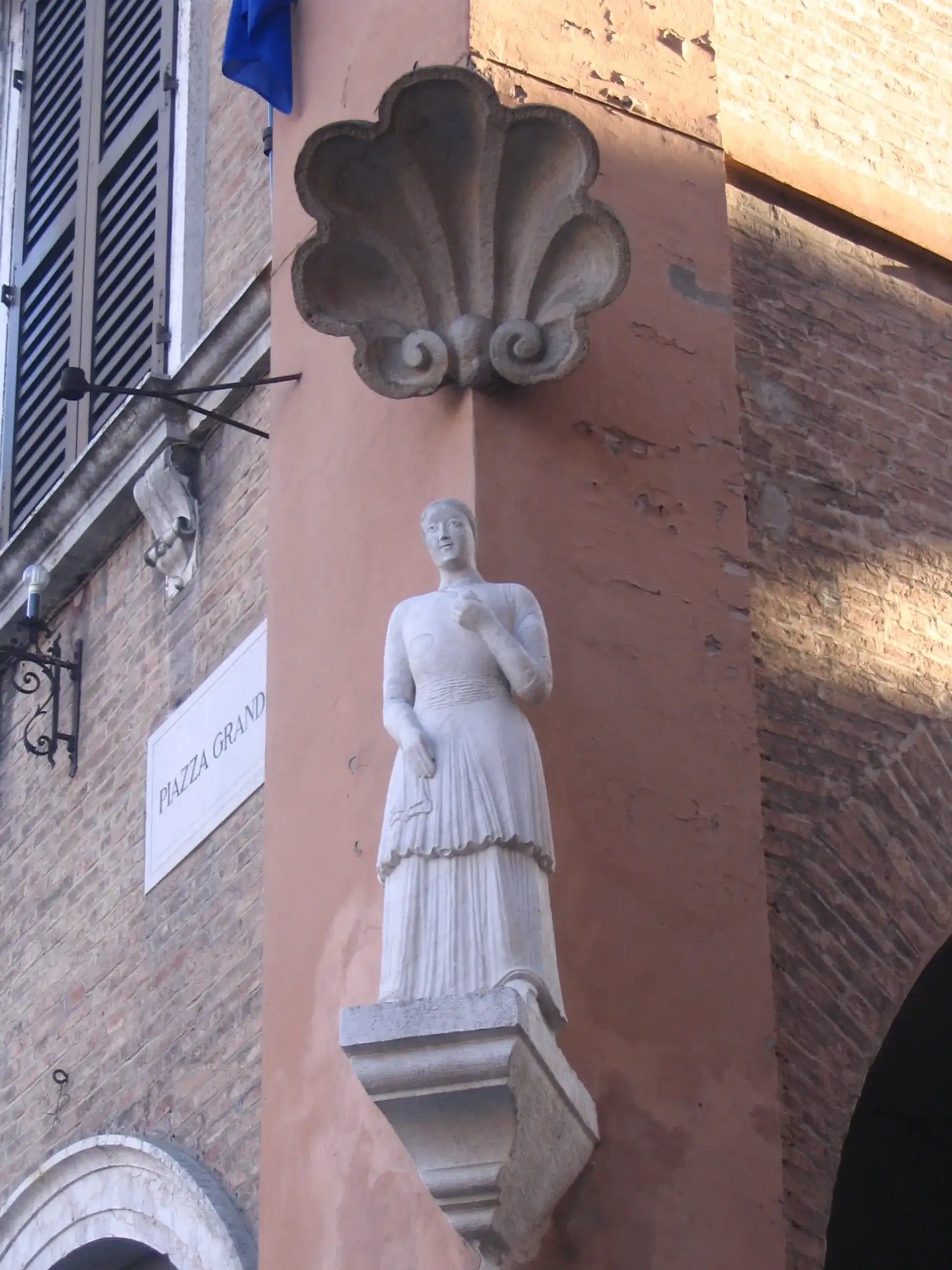Statua della Bonissima: Modena's Medieval Market Guardian - Modena