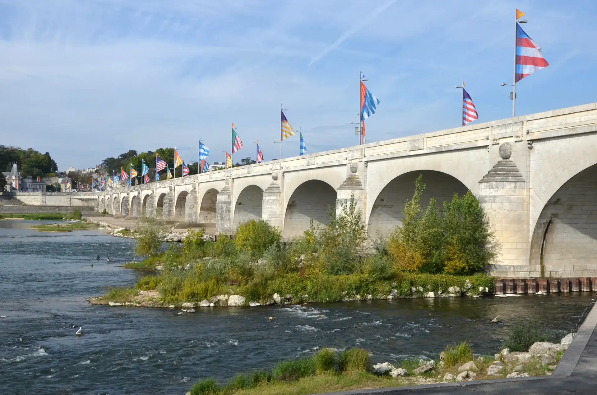 Pont Wilson: Die historische Brücke von Tours - Tours