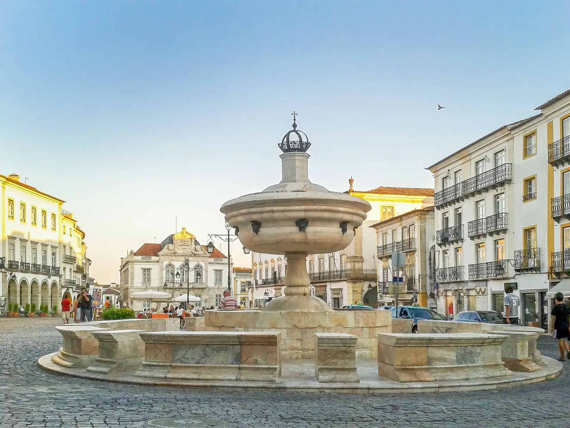 Giraldo Square Fountain: Évora's Historic Heart - Evora