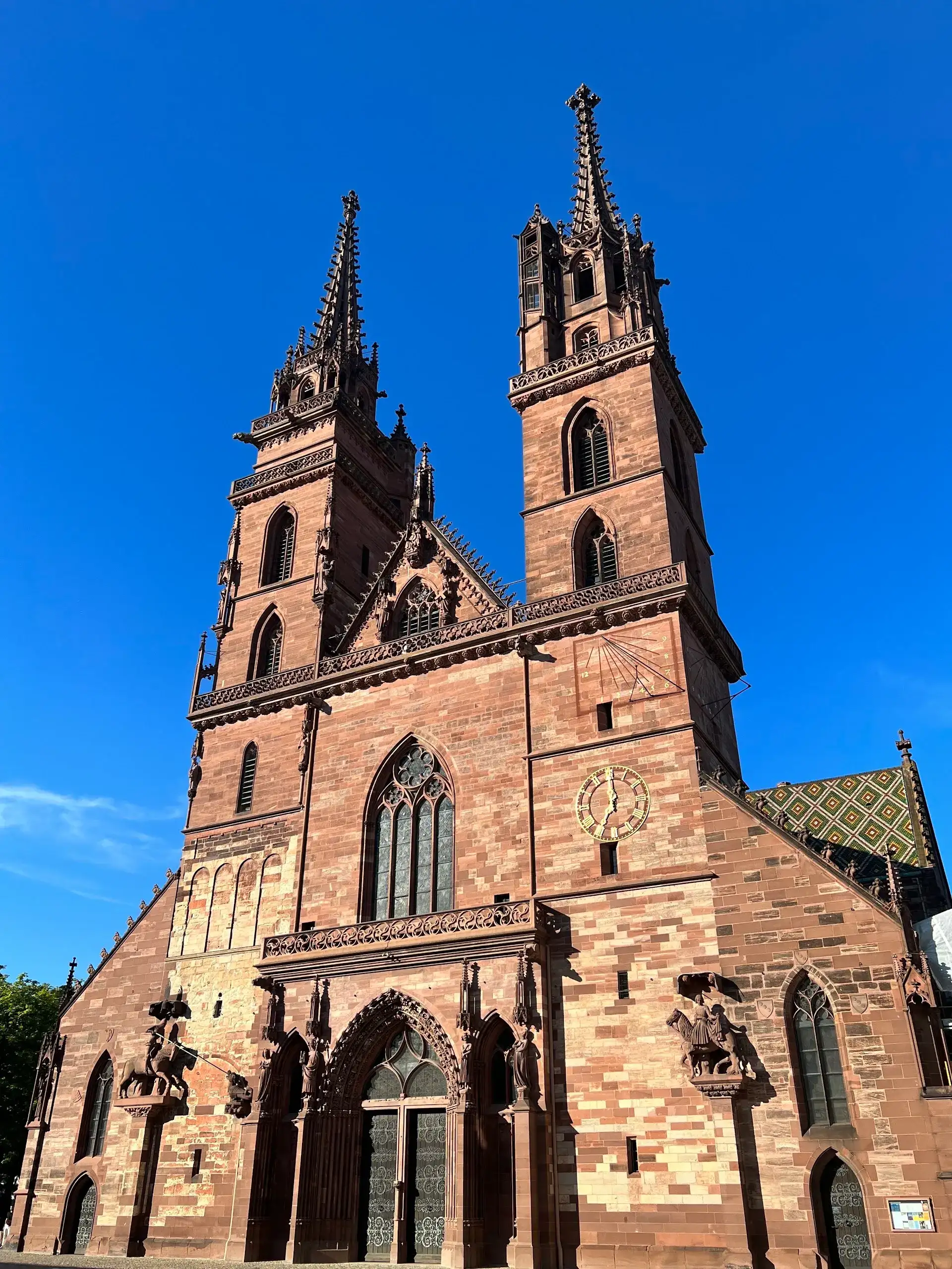 巴塞尔大教堂:历史、建筑与游览指南 - Basel