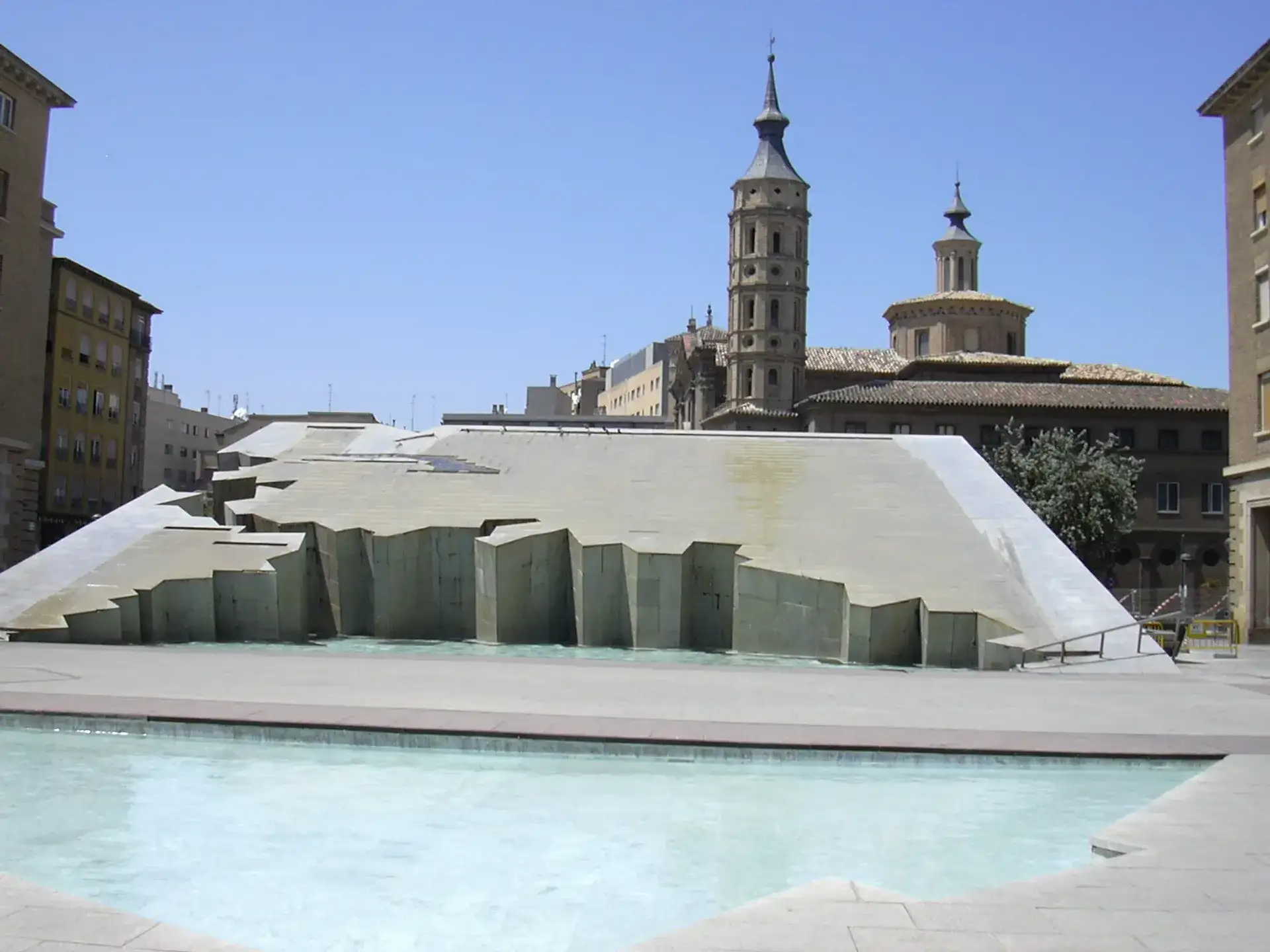 Fuente de la Hispanidad na Plaza del Pilar de Saragoça - Zaragoza
