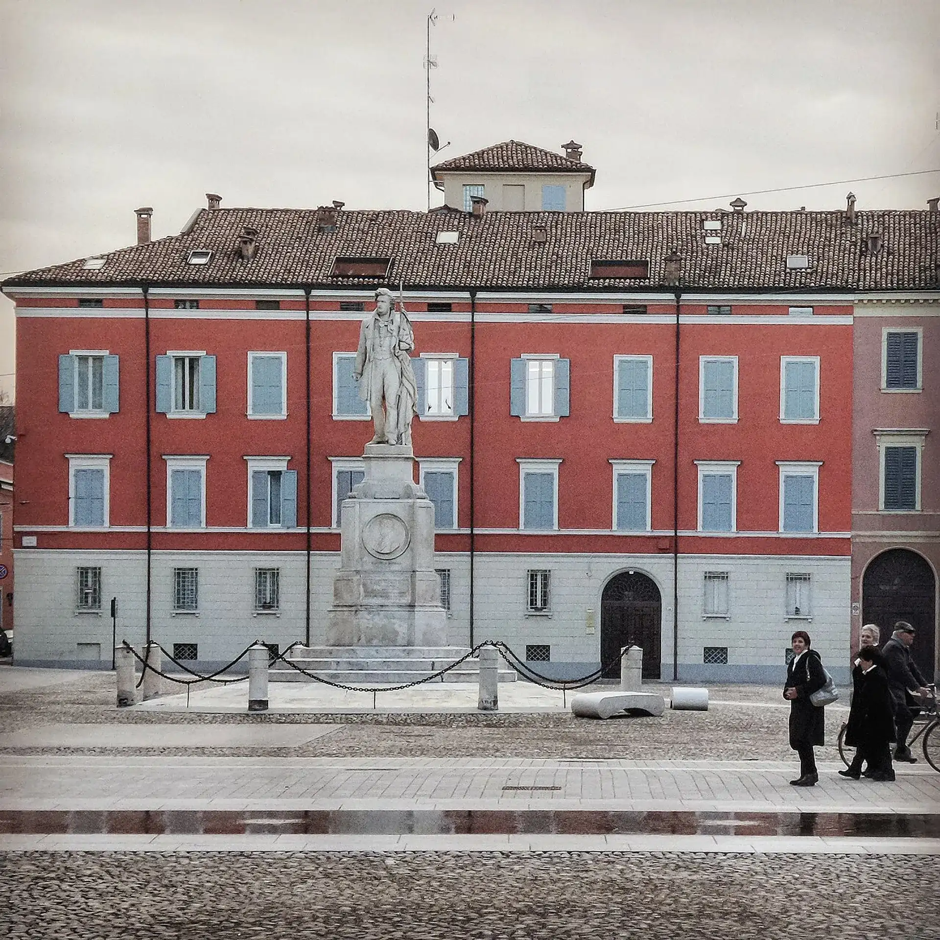 Monumento a Ciro Menotti: Modena's Risorgimento Martyr - Modena