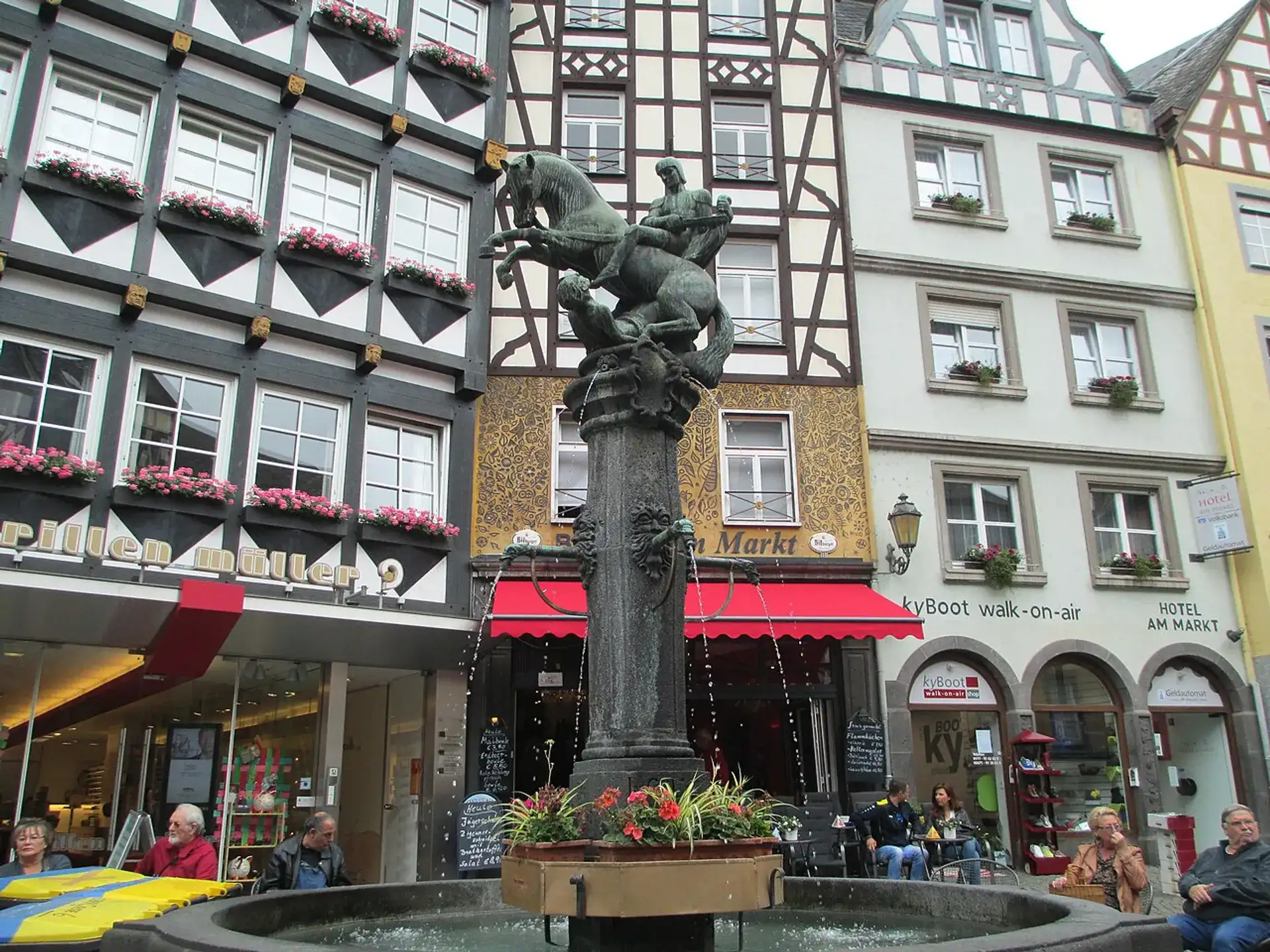 Cochem Market Square: History, Rathaus & Highlights - Cochem