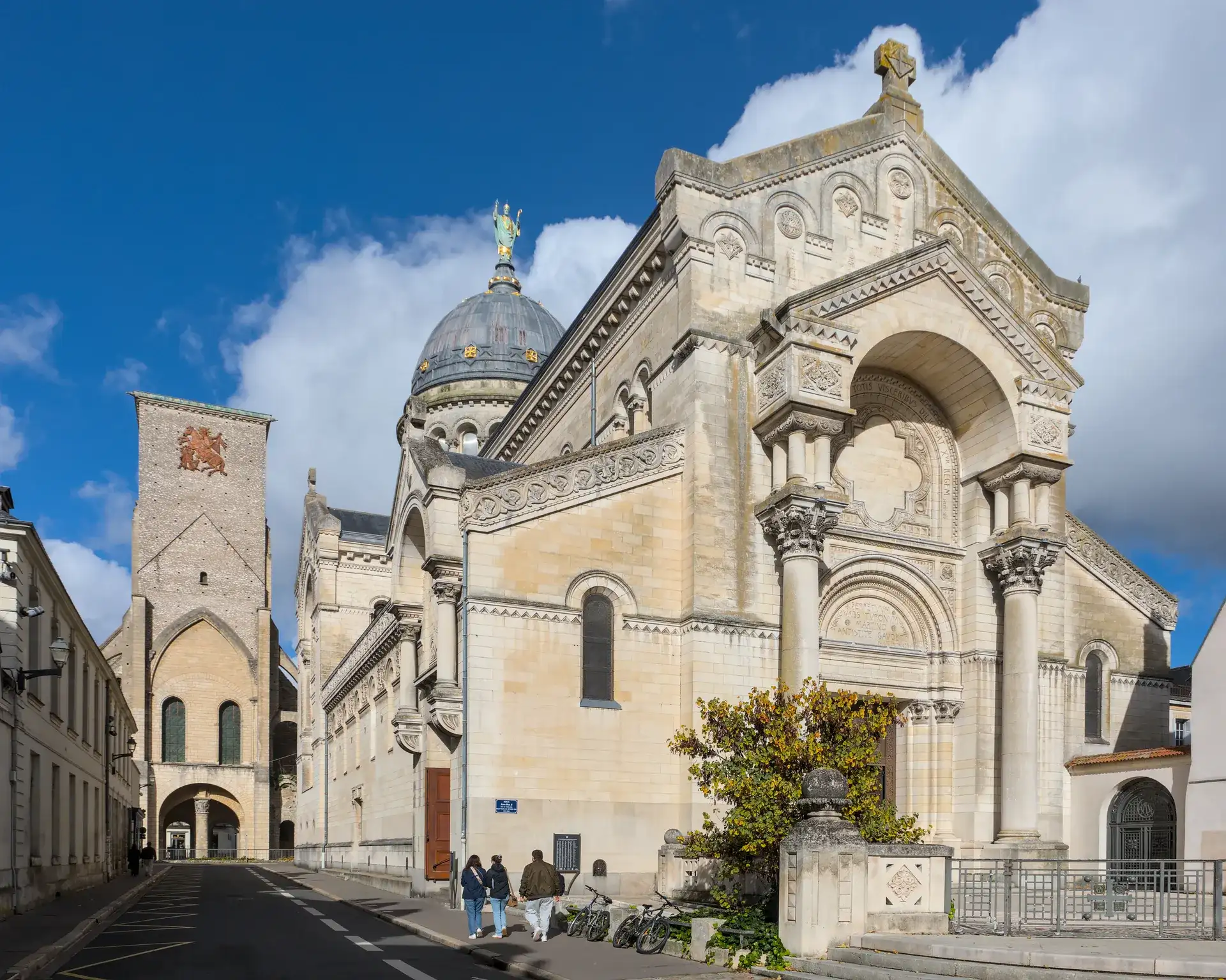 Basilique Saint-Martin de Tours: History of a Sacred Site - Tours