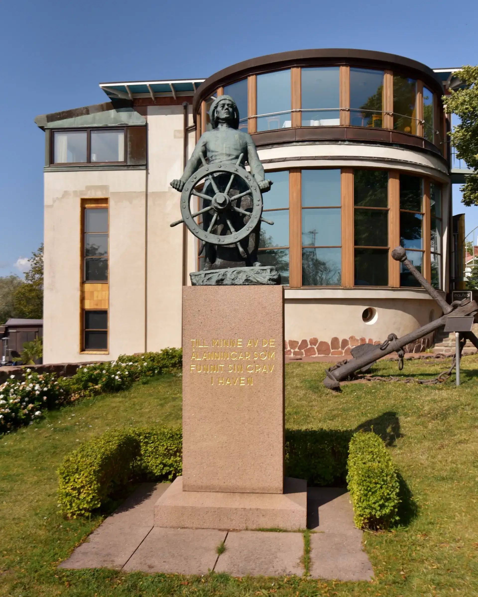 „Mann am Steuer“-Statue: Mariehamns maritimer Tribut - Mariehamn