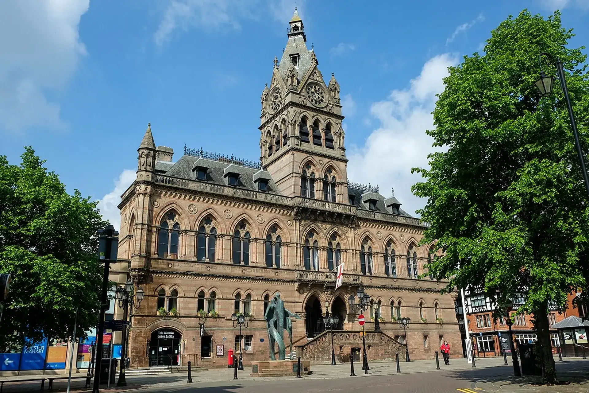 Rathausplatz von Chester: ein Wahrzeichen der viktorianischen Neugotik - Chester