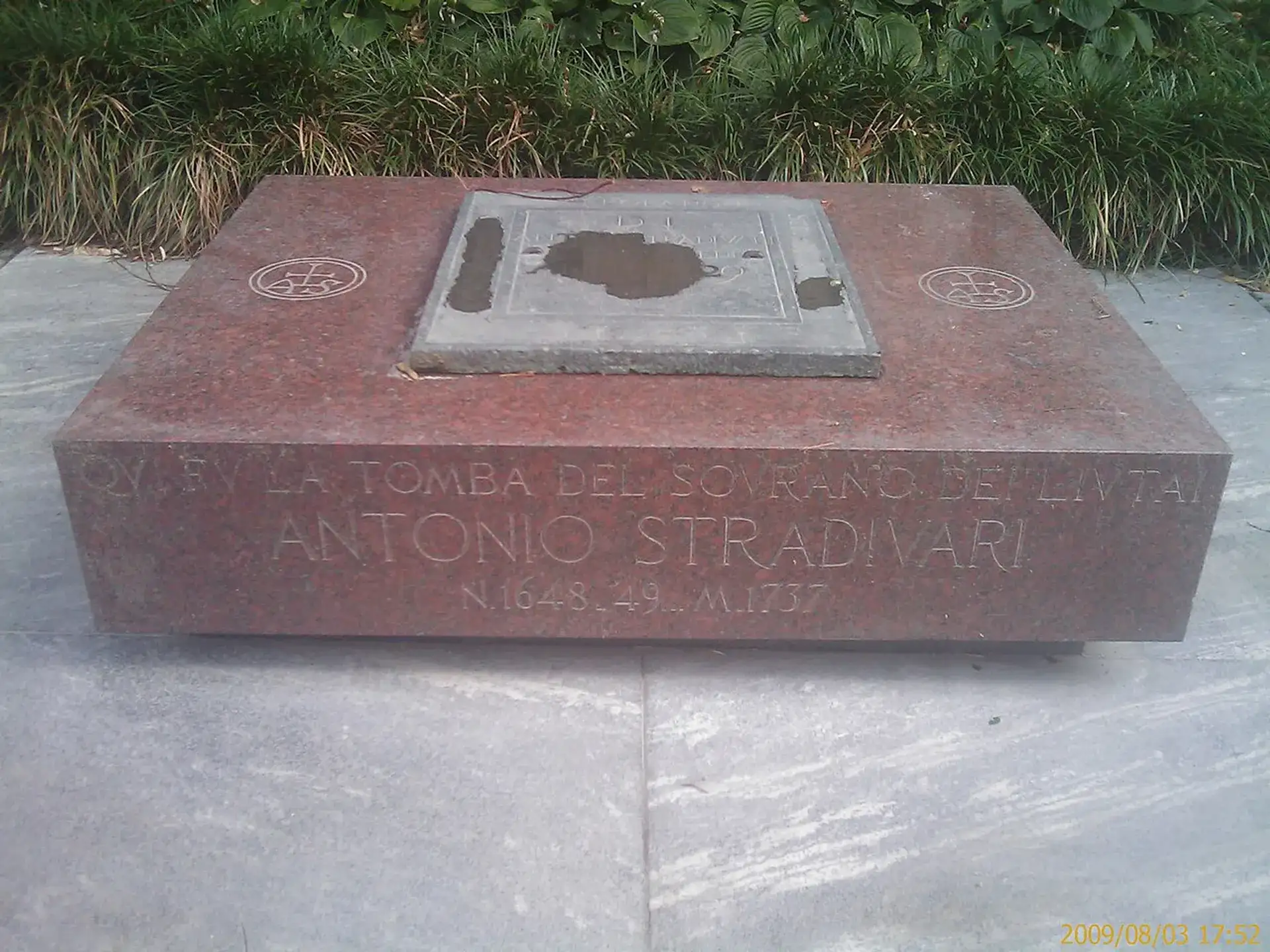 Stradivari Tombstone: Piazza Roma Memorial in Cremona - Cremona