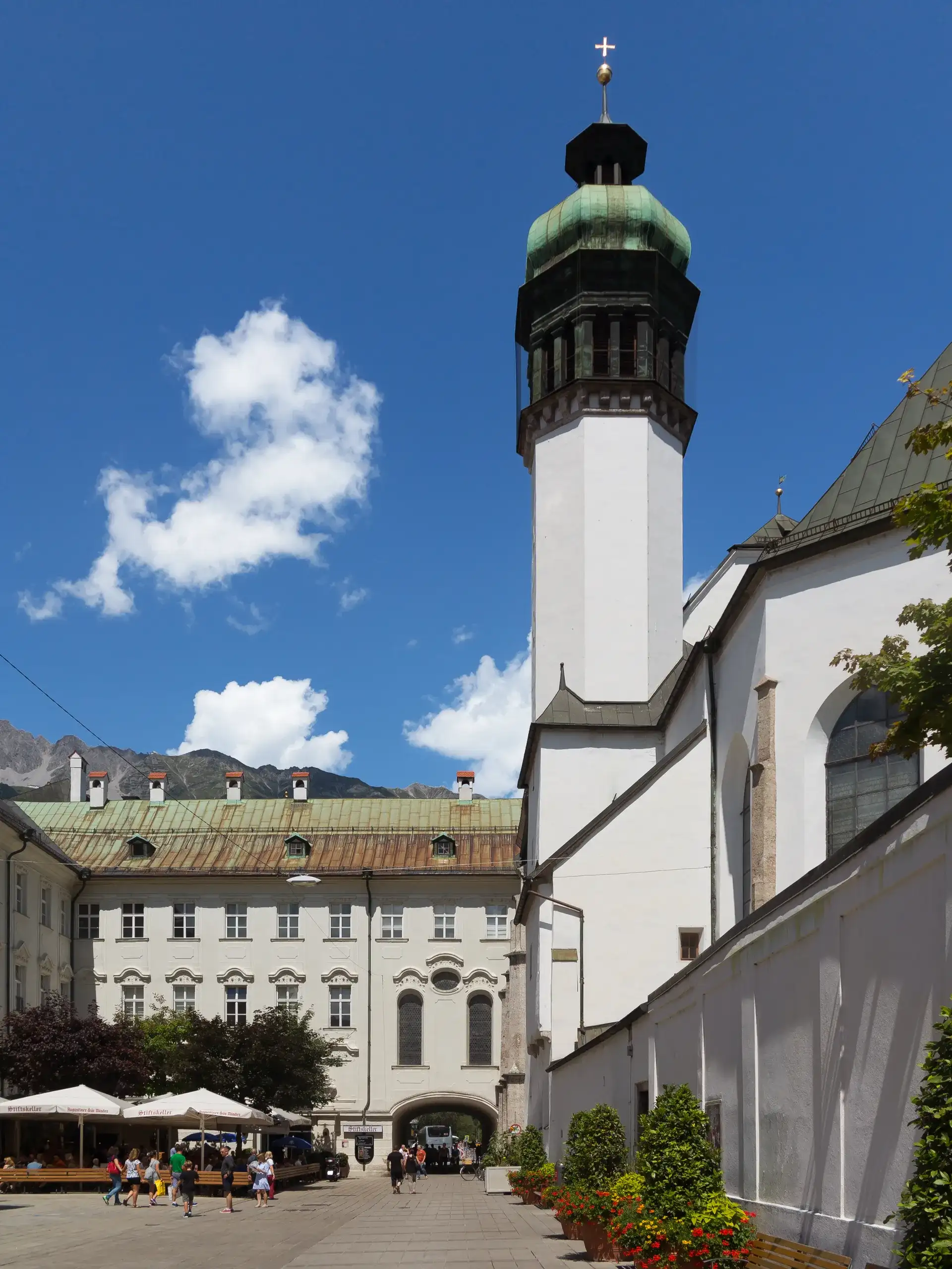 因斯布鲁克宫廷教堂:马克西米连皇帝的空陵墓 - Innsbruck