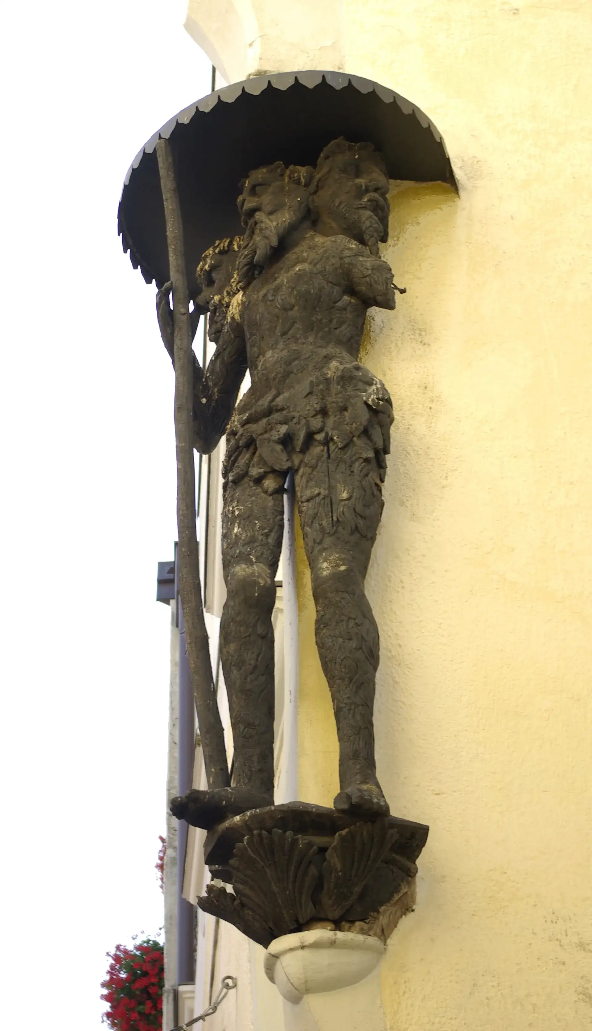 野人雕像:布里克森的三头守护者 - Brixen