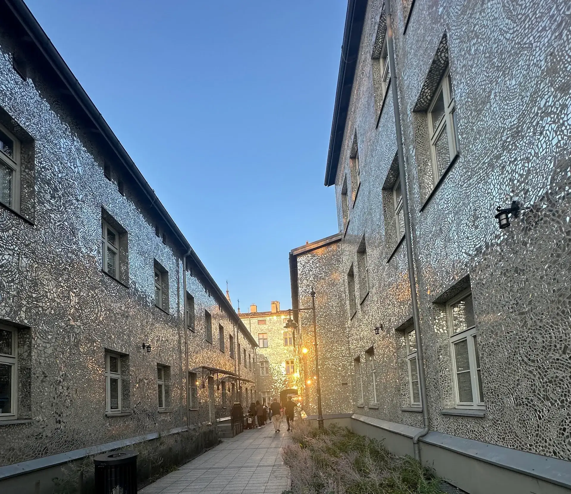 Die Rosenpassage: Der schimmernde Spiegelhof von Łódź - Odz