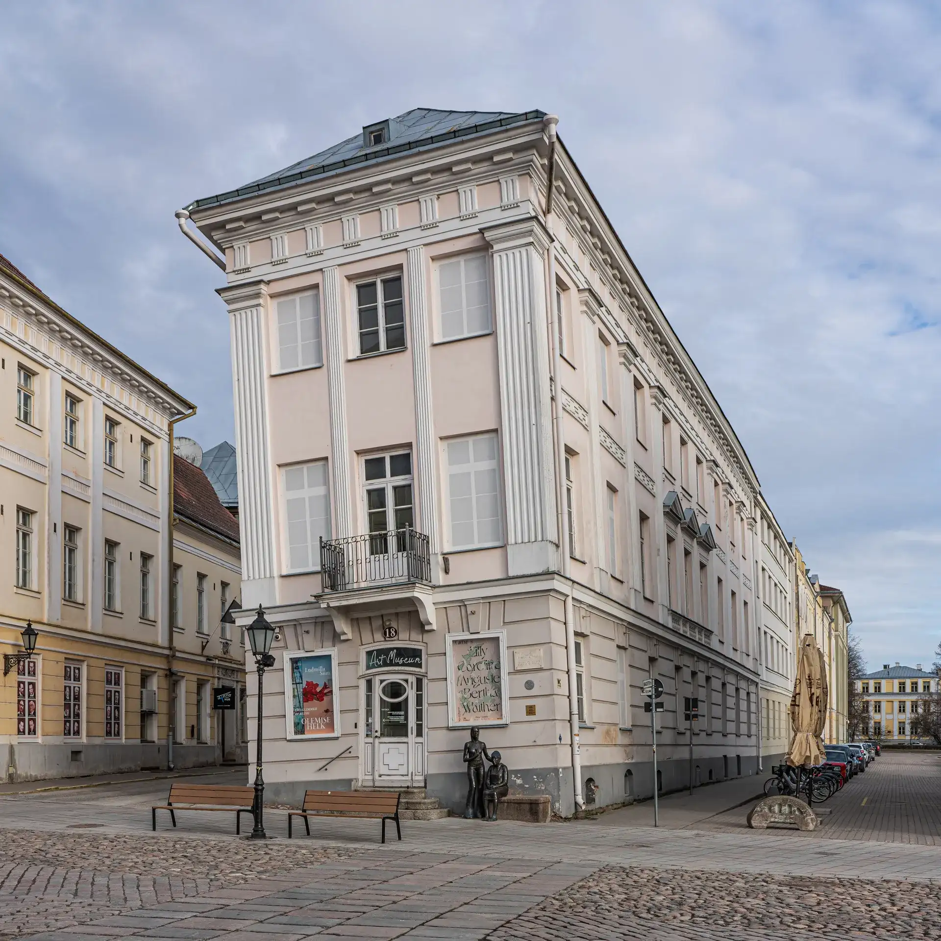 Tartu Art Museum: History of the Leaning House - Tartu