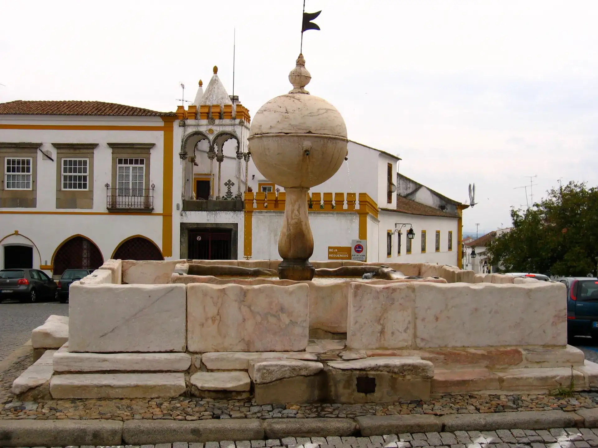 Fonte das Portas de Moura: Evora's Marble Globe Fountain - Evora
