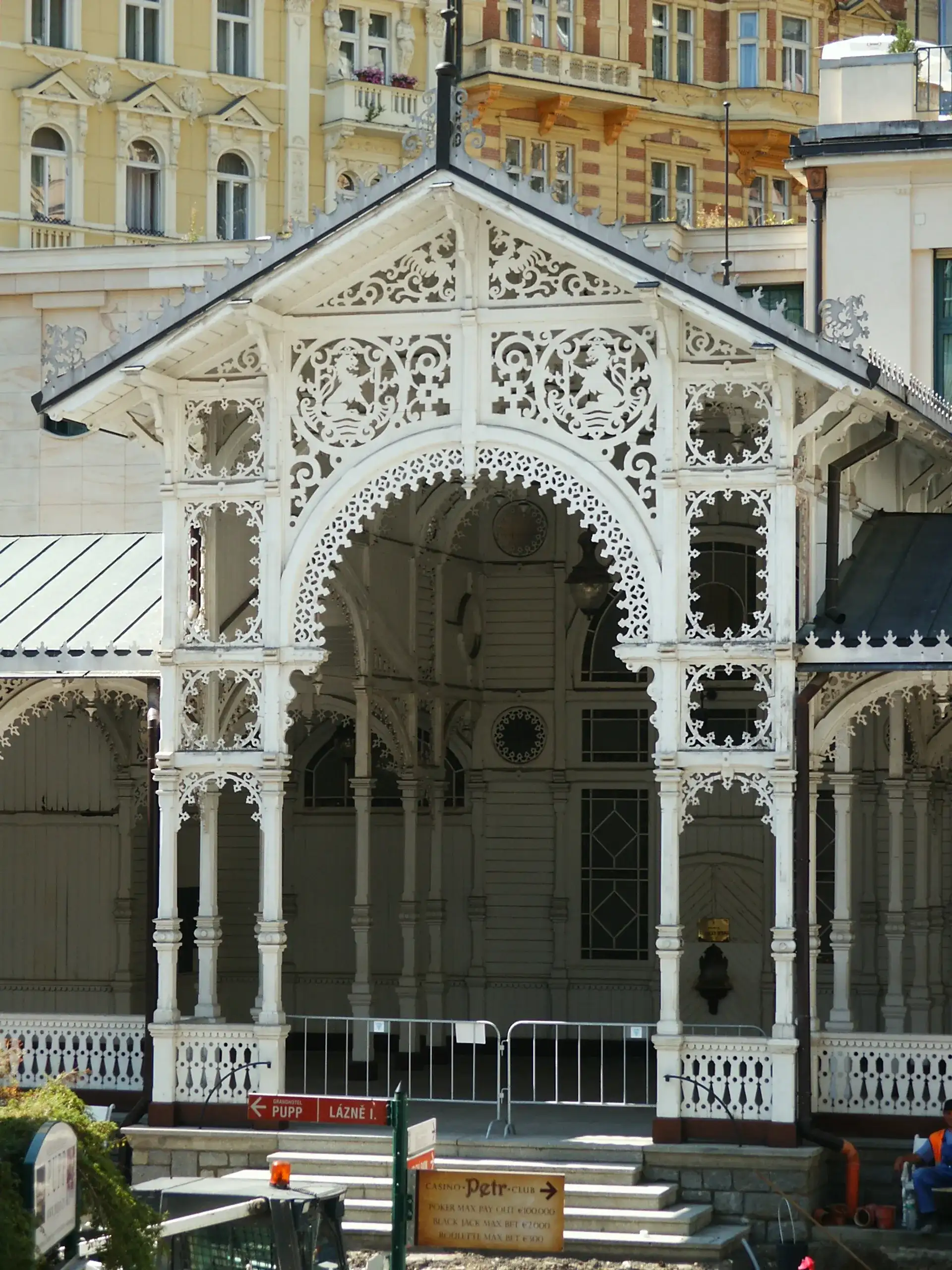 Marktkolonnade: Karlovy Varys hölzernes Wahrzeichen - Karlovy-vary-1