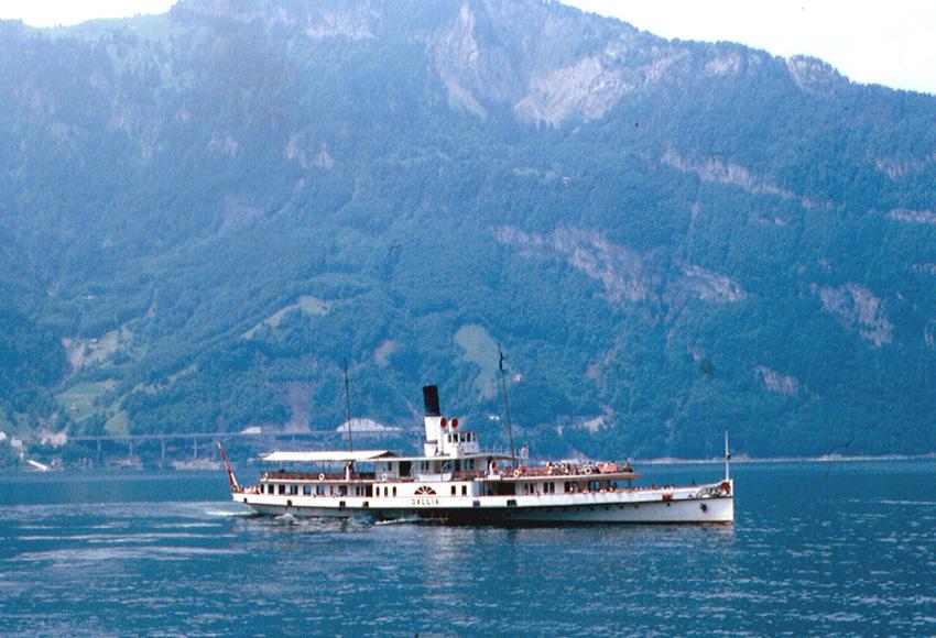 Dampfer "Gallia" fährt auf dem Vierwaldstättersee, gebaut 1913 und immer noch aktiv - Roger W aus Sarasota, Florida, USA