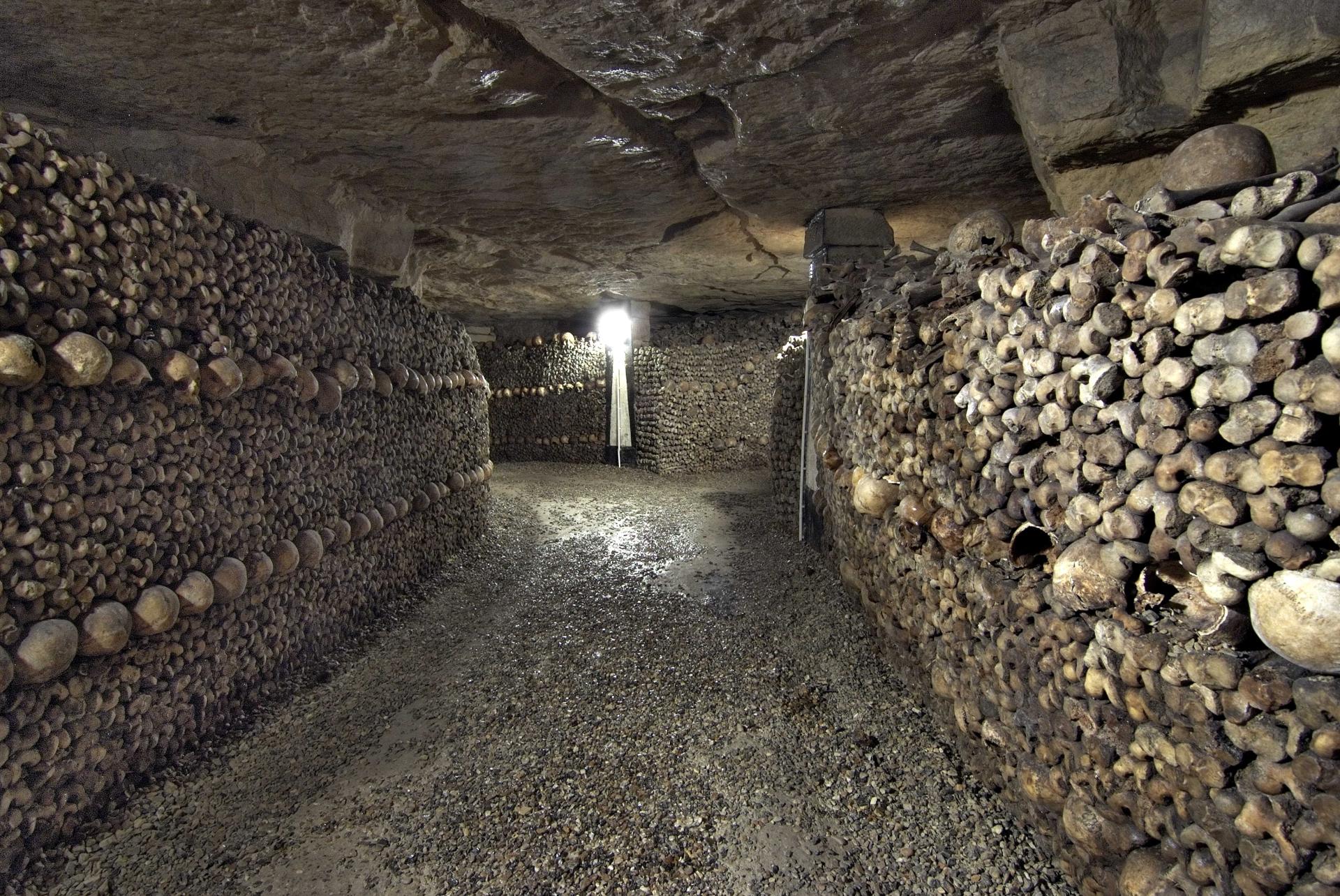Catacombs corridor (Photo by Gerd Danigel, CC BY-SA 4.0)