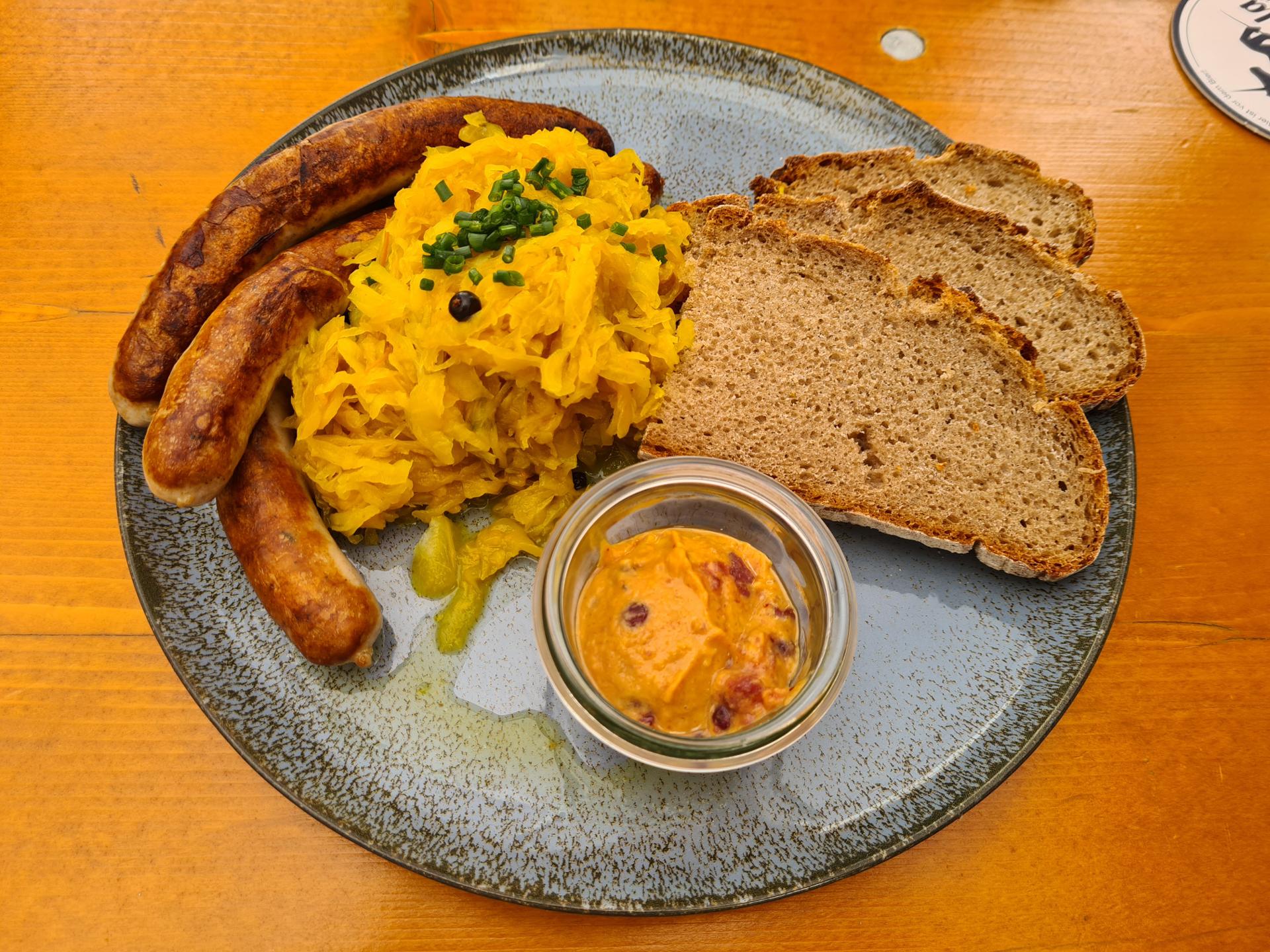 Bratwurst de Bamberg con mostaza de rábano picante y chucrut, un favorito local (Foto de Benreis, CC BY-SA 4.0)