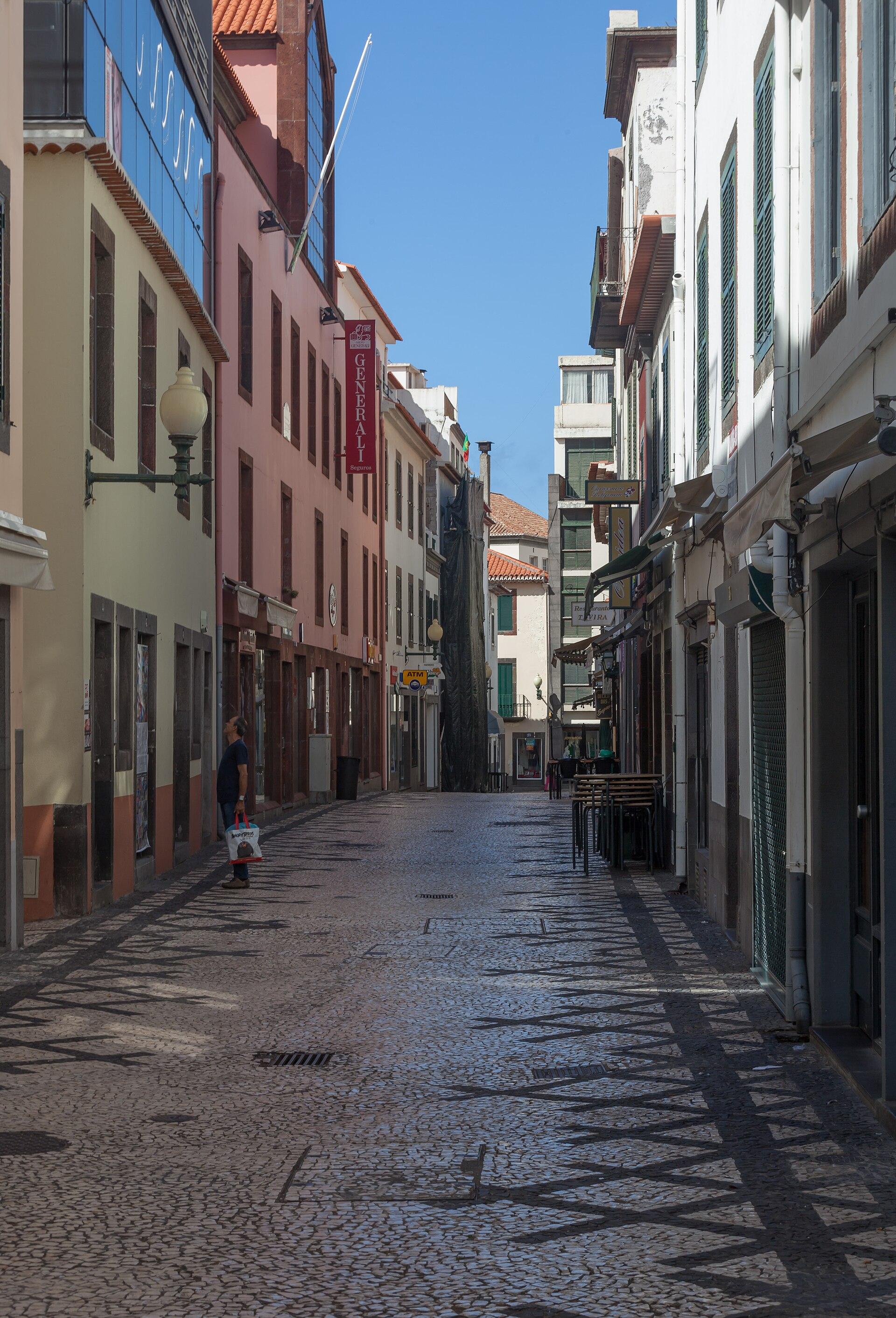 Street in Funchal, Madeira, Portugal — Luis Miguel Bugallo Sánchez (Lmbuga)