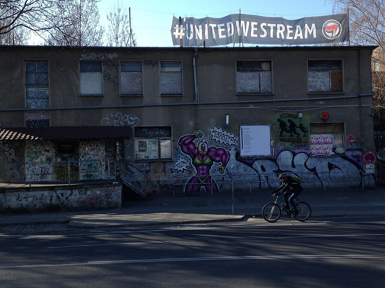 ://about blank in Berlin mit United We Stream-Banner, 25. März 2020. Foto von CharlieMcFadden86.