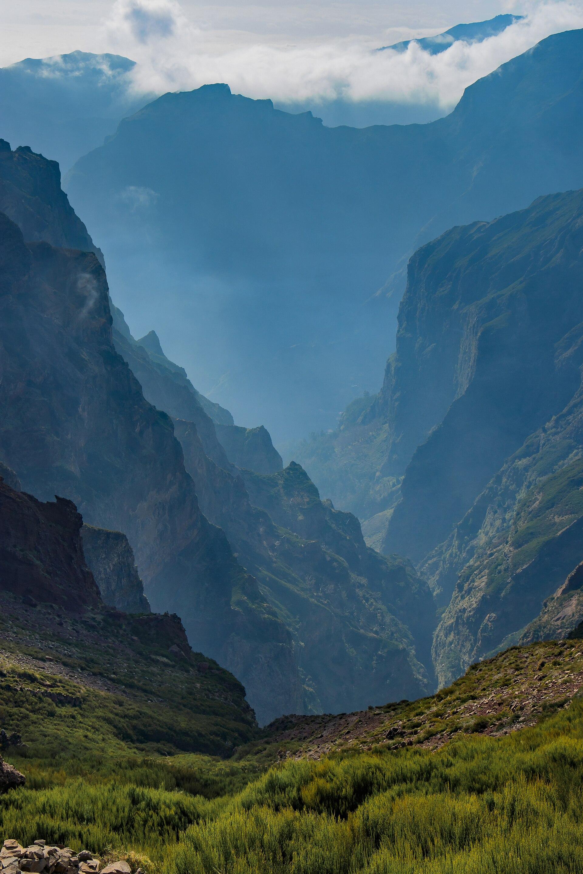 View from Miradouro do Pico do Arieiro in the direction of Curral das Freiras, Pico do Arieiro, Madeira, Portugal — H. Zell