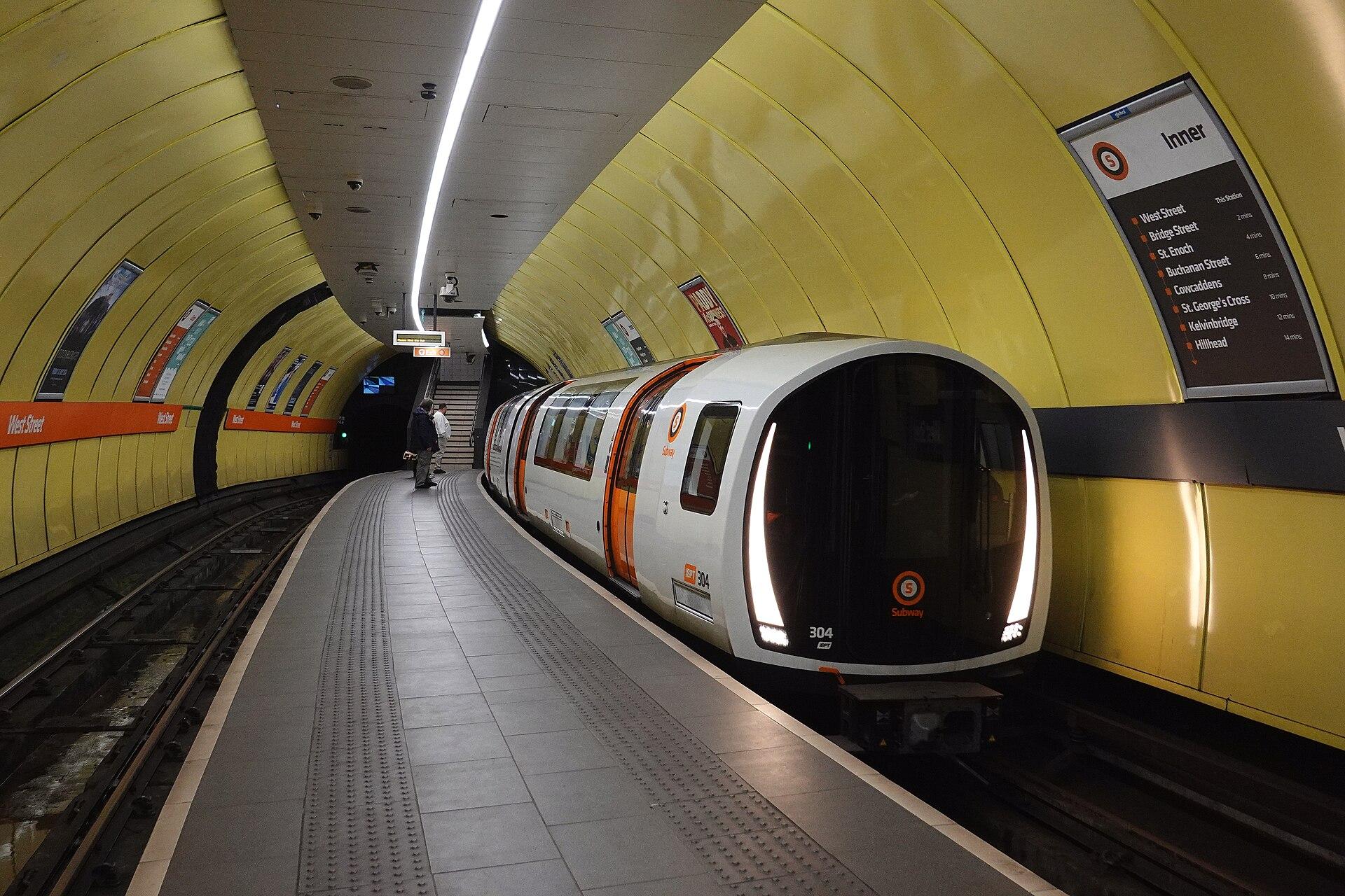 Glasgow Subway Stadler unit at West Street 160624 — Foulger Rail Photos from Basingstoke, UK