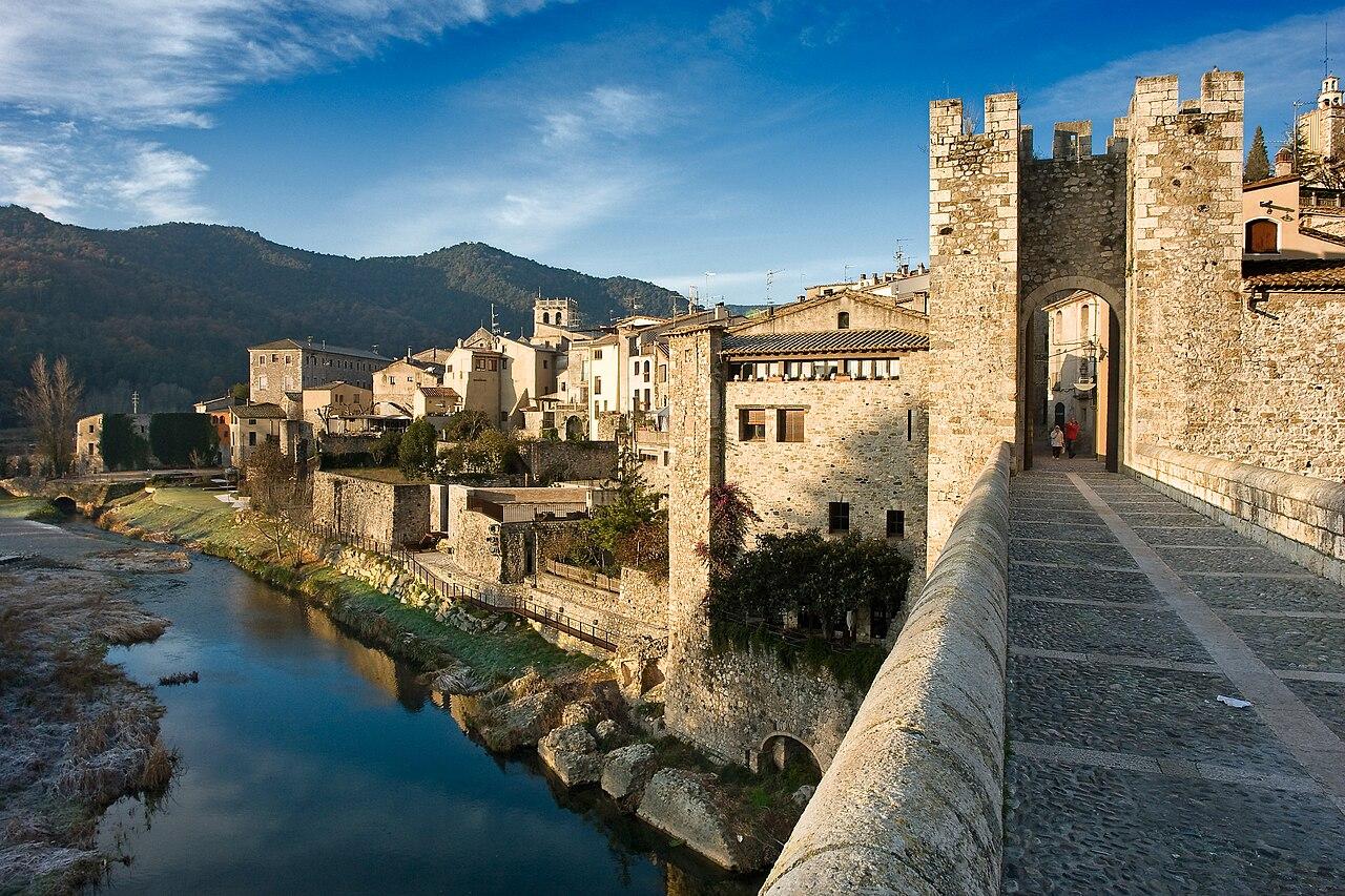 Besalú: El Puente y la Casa de Baños